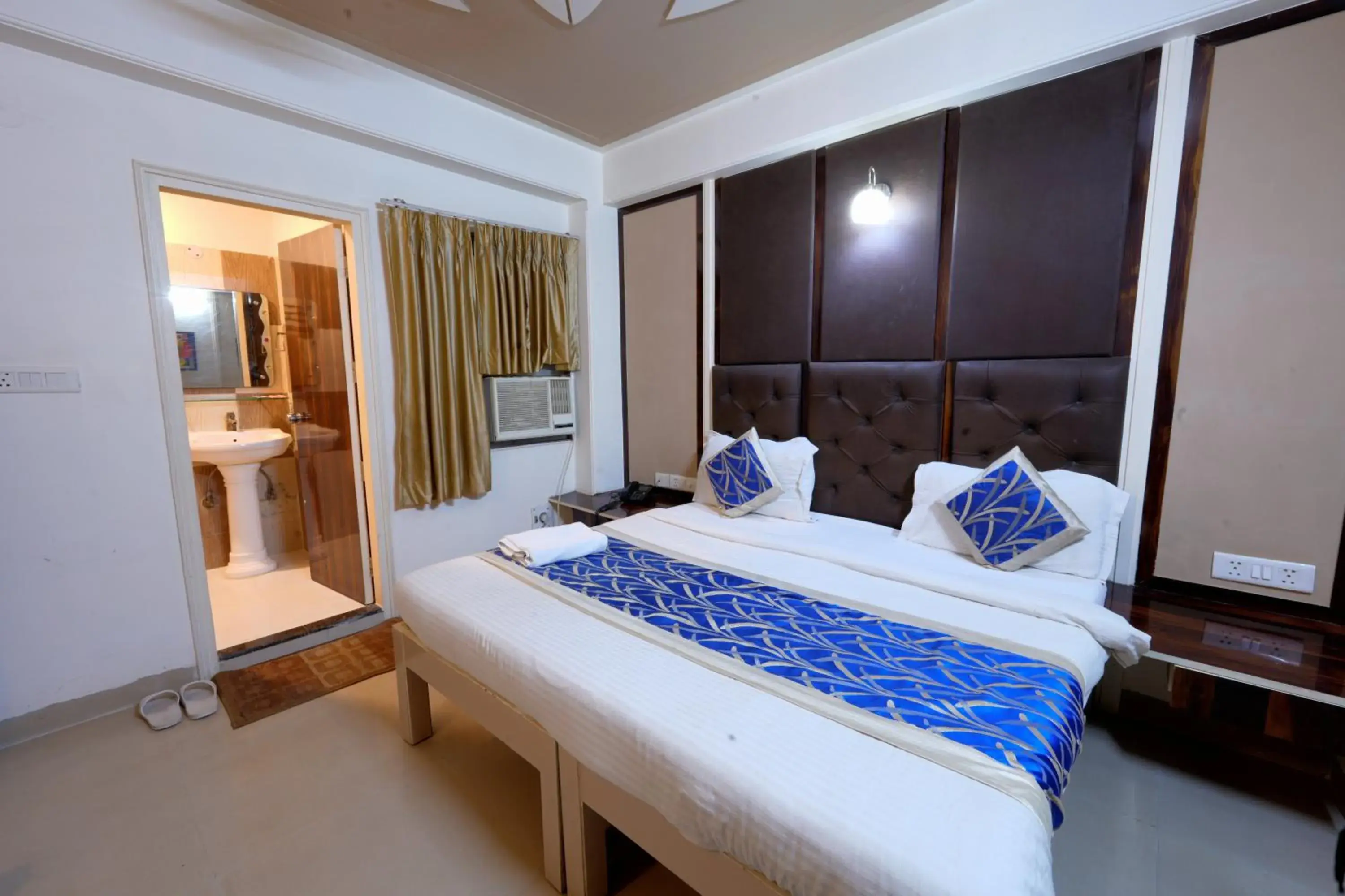 Budget Double Room - single occupancy in Hotel Opera Mahipalpur- Delhi Airport Budget Double Room - single occupancy in Hotel Opera Mahipalpur- Delhi Airport