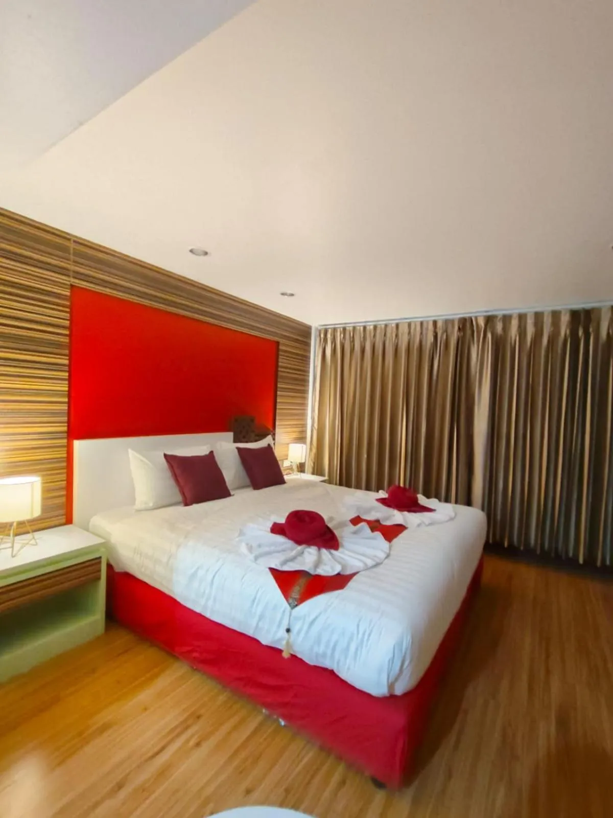 Bedroom, Bed in Patong Max Value Hotel