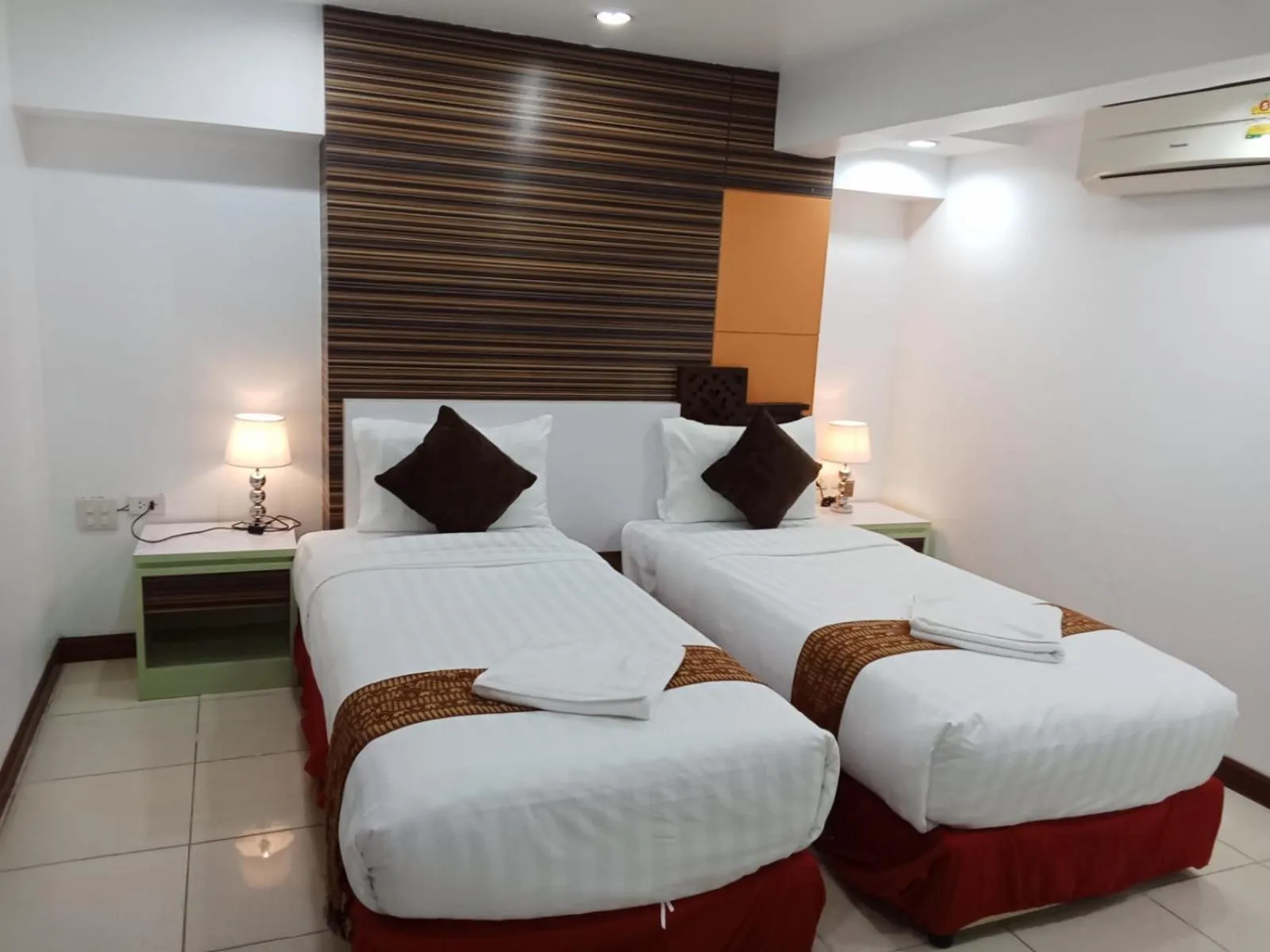 Bedroom, Bed in Patong Max Value Hotel