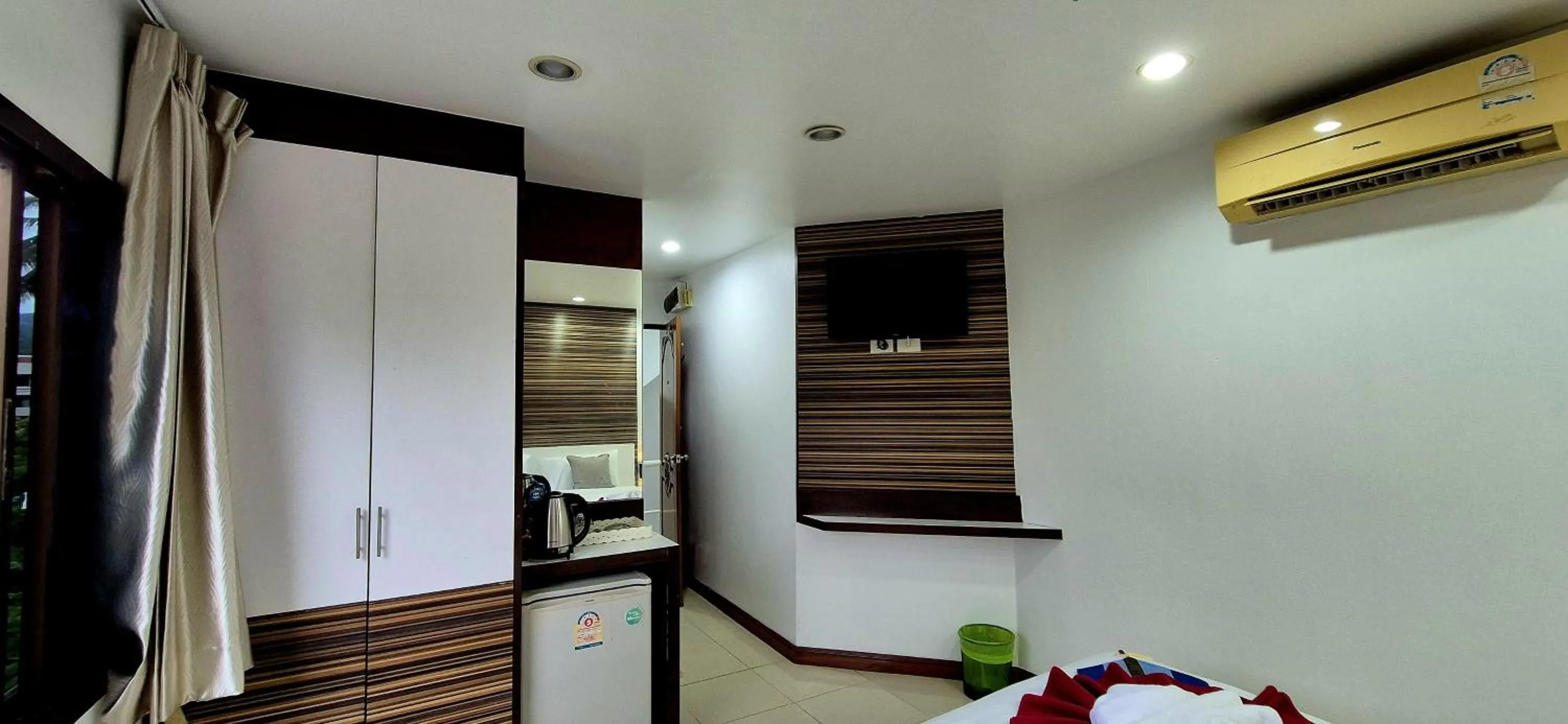 Bedroom in Patong Max Value Hotel