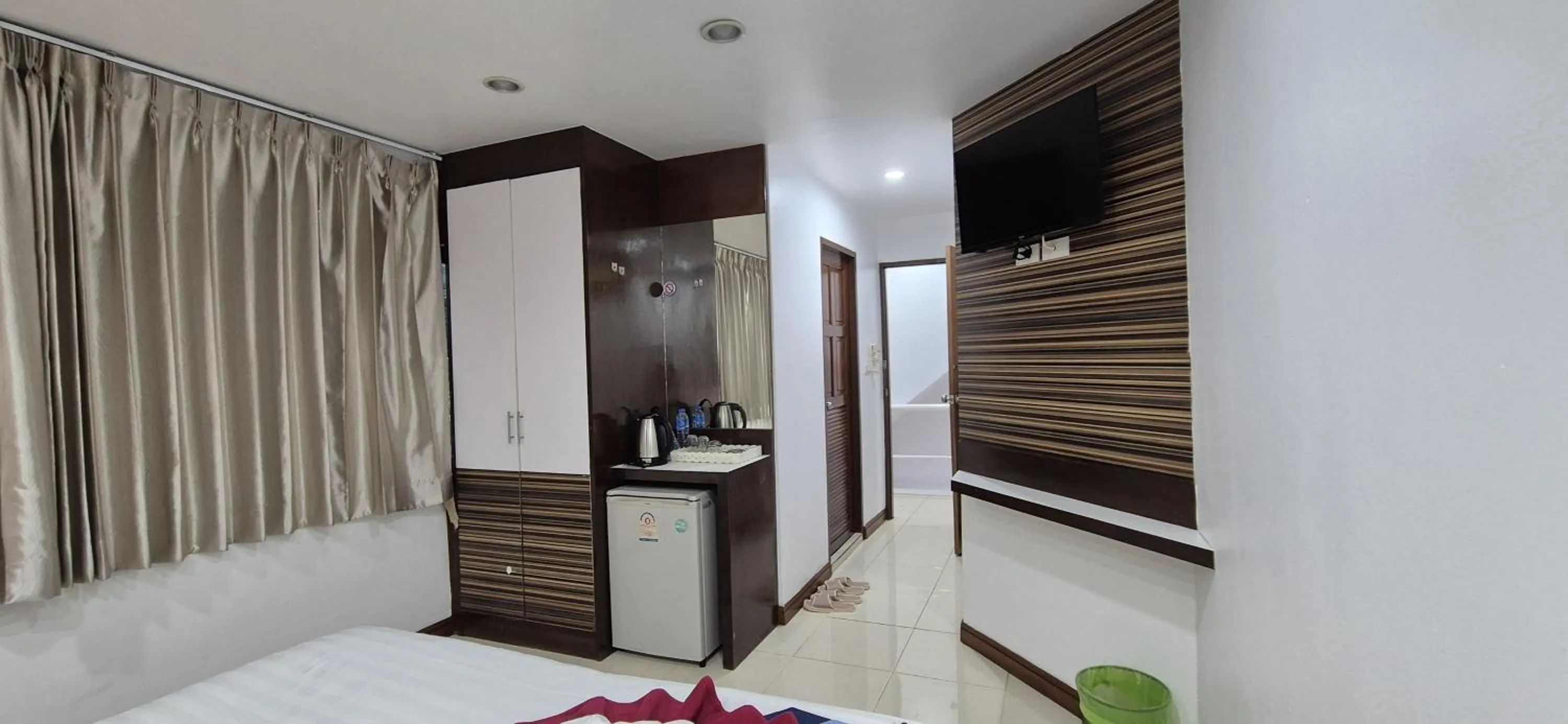 Kitchen or kitchenette, Bed in Patong Max Value Hotel