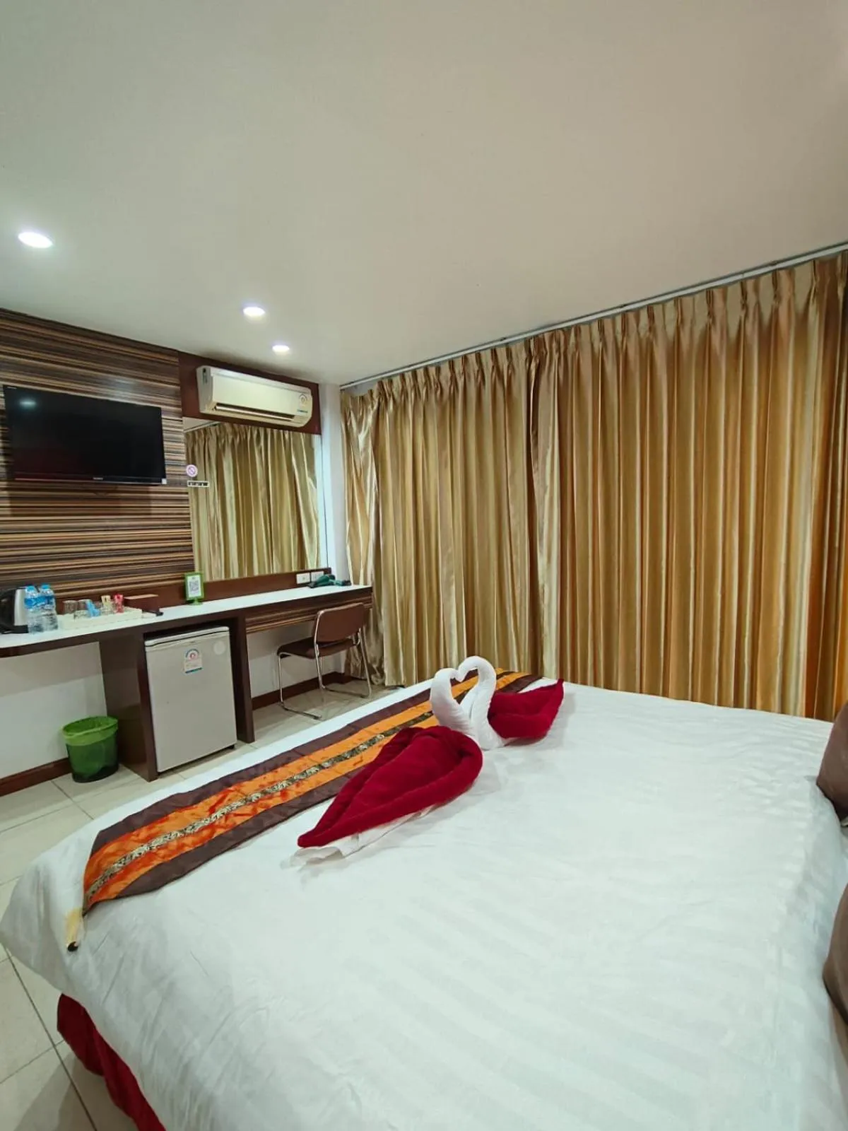 Kitchen or kitchenette, Bed in Patong Max Value Hotel
