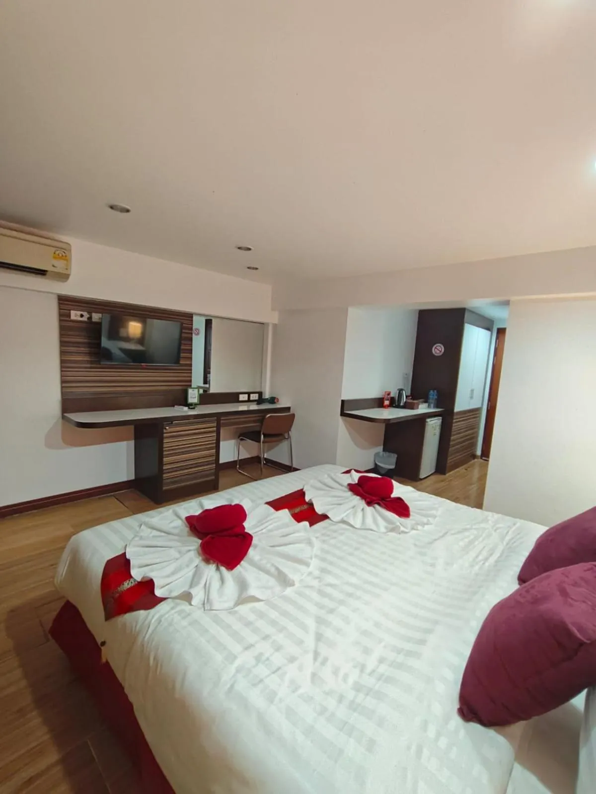 Photo of the whole room, Bed in Patong Max Value Hotel