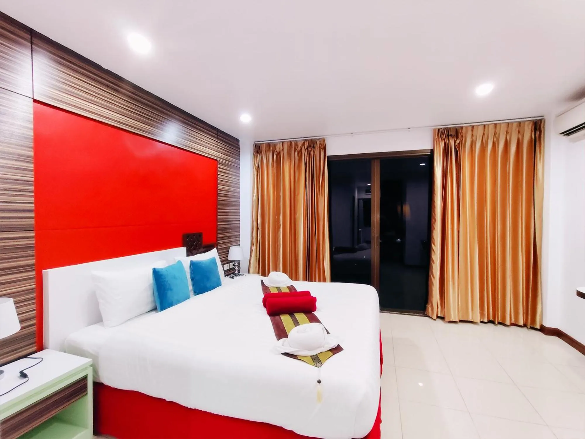 Bedroom, Bed in Patong Max Value Hotel