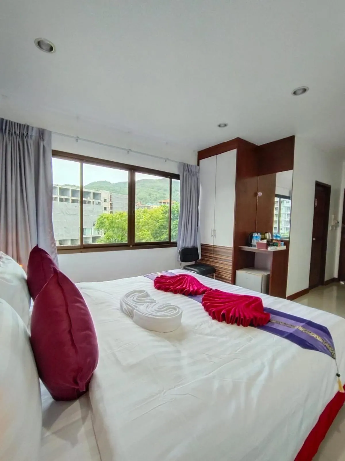 Bed in Patong Max Value Hotel