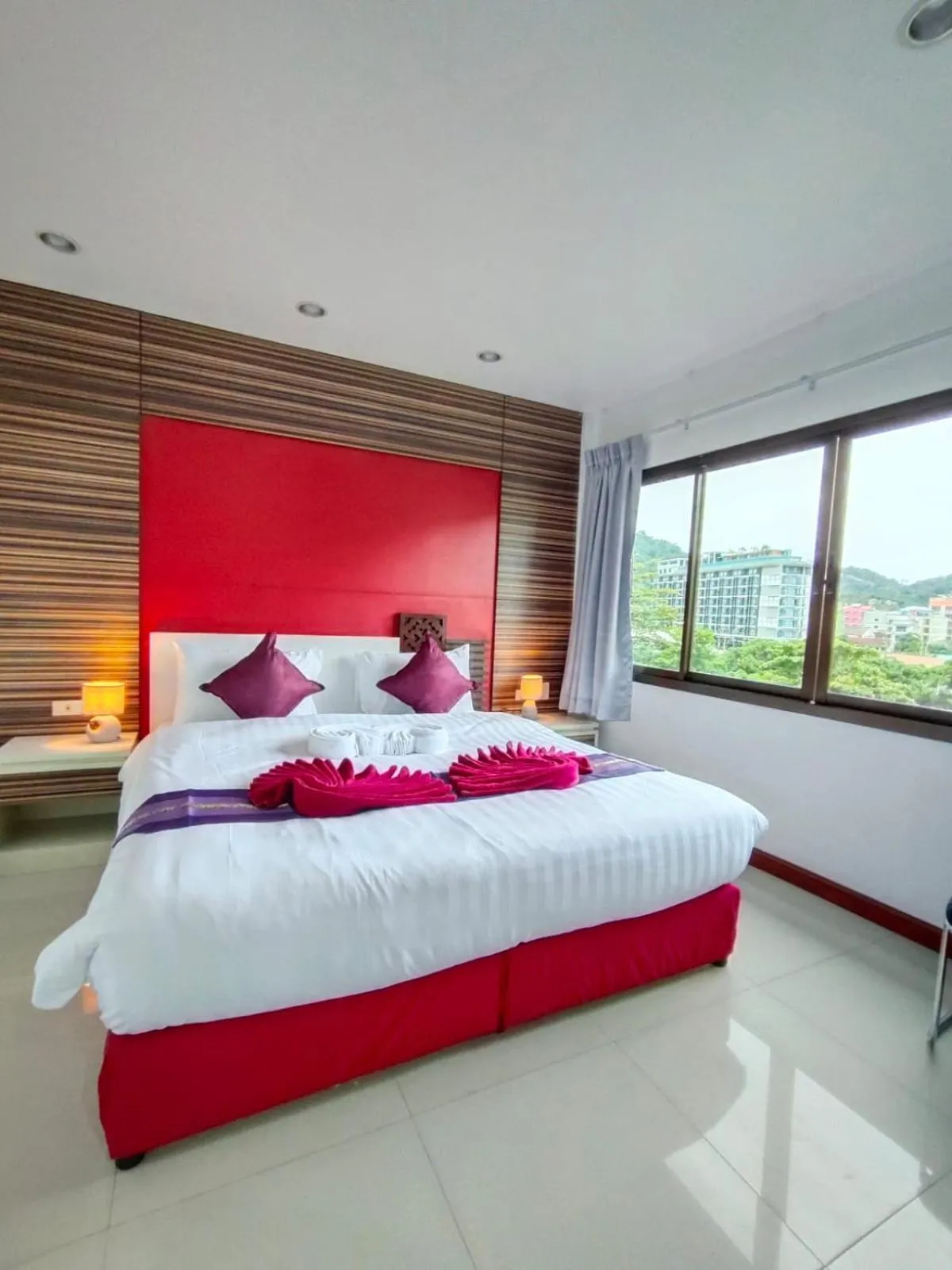 Bedroom, Bed in Patong Max Value Hotel