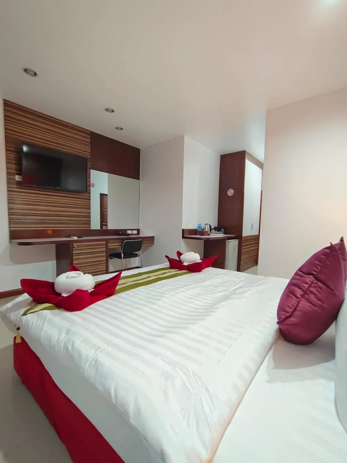 Bedroom, Bed in Patong Max Value Hotel