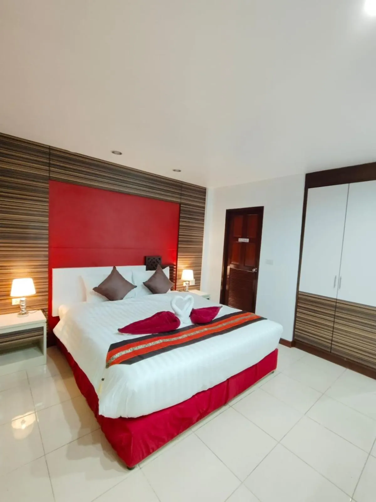 Bedroom, Bed in Patong Max Value Hotel