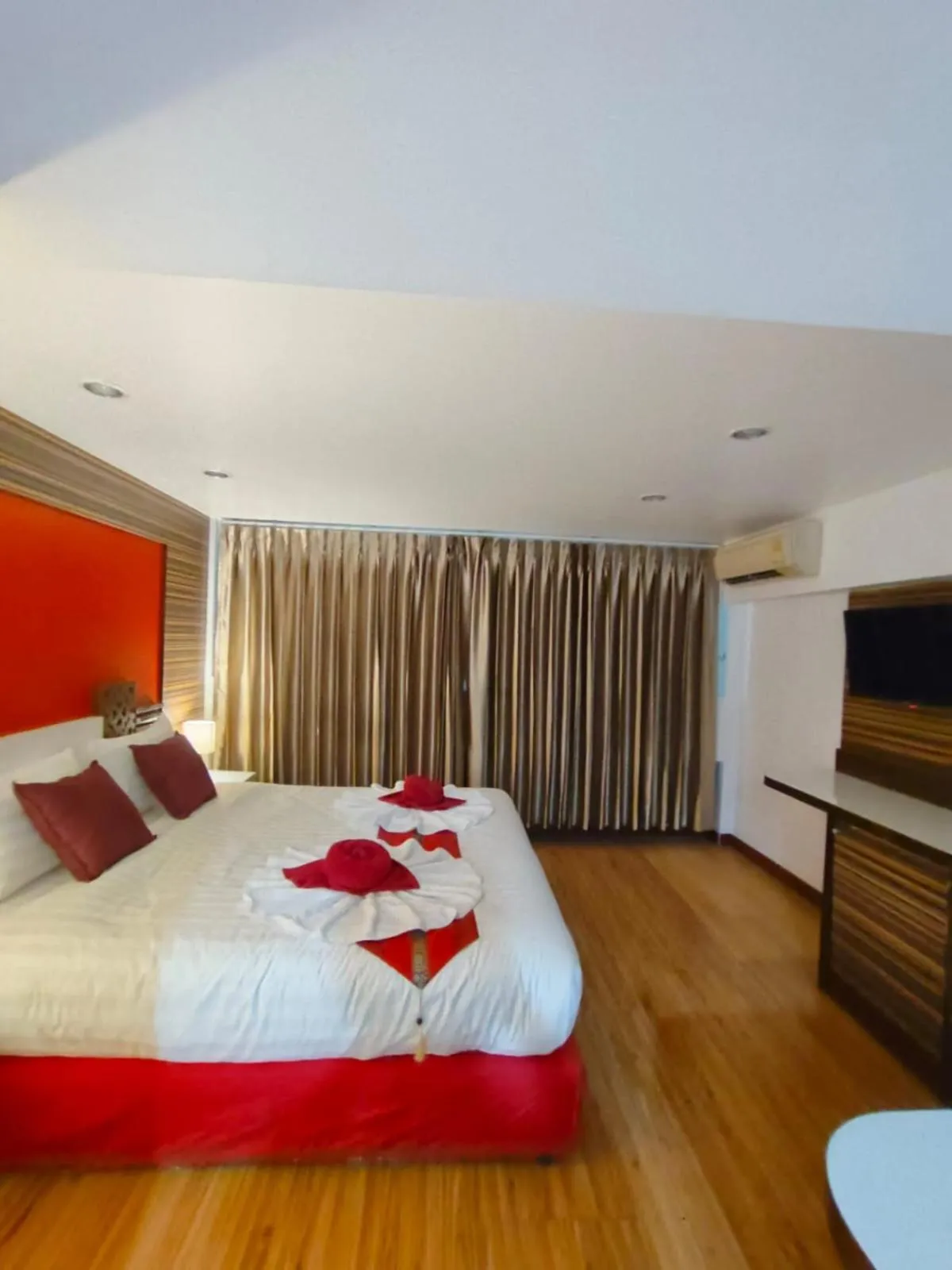 Bed in Patong Max Value Hotel