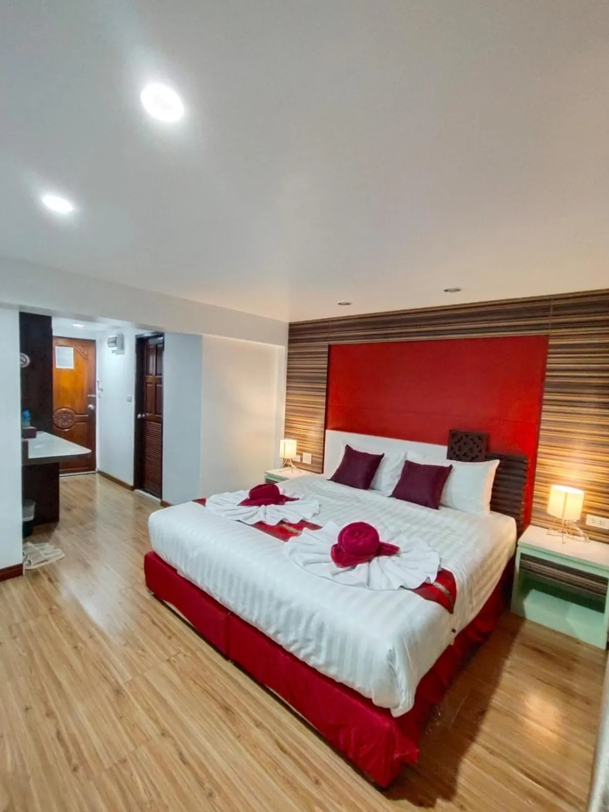 Photo of the whole room, Bed in Patong Max Value Hotel