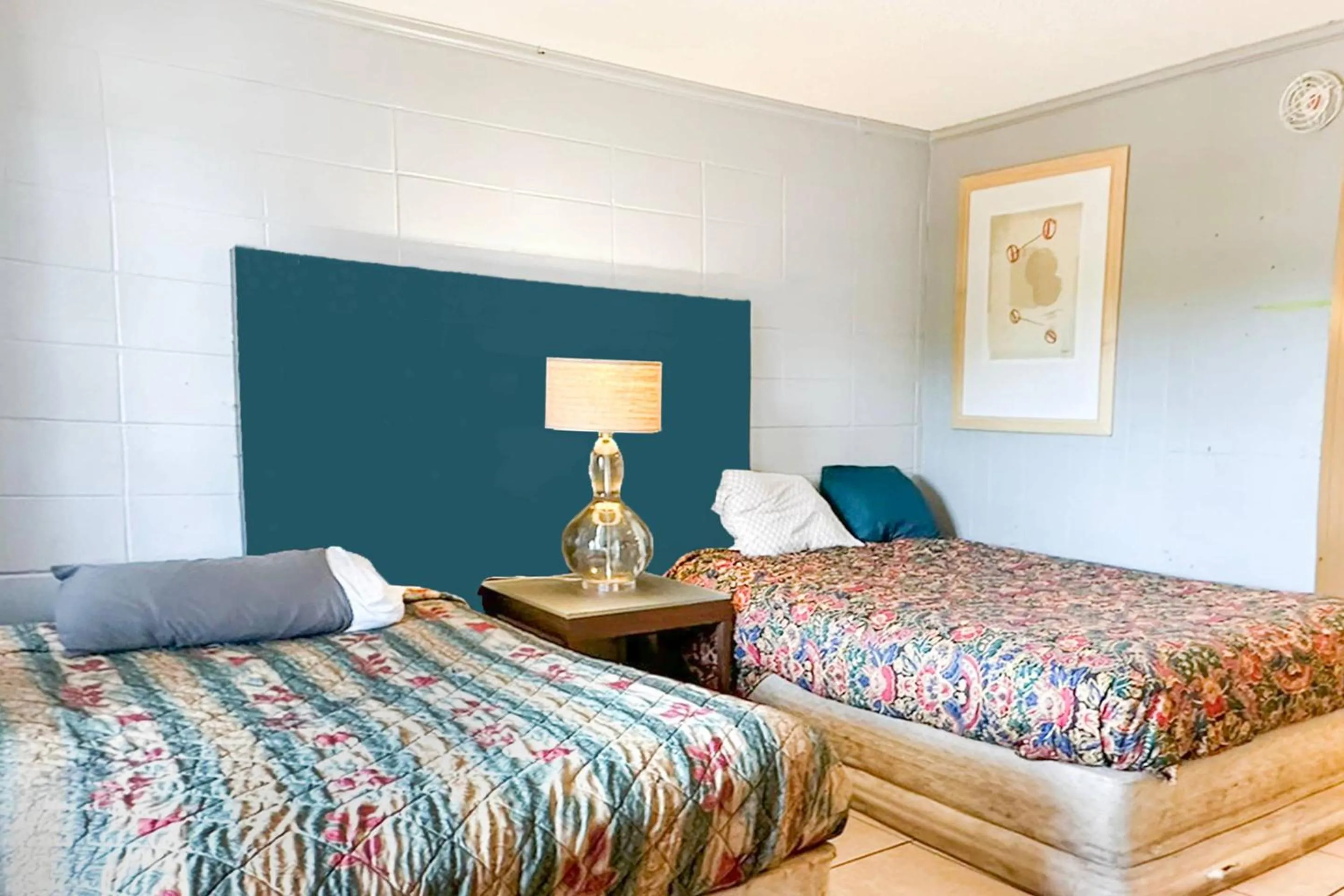 Bedroom, Bed in Sunrise Inn By OYO Albany