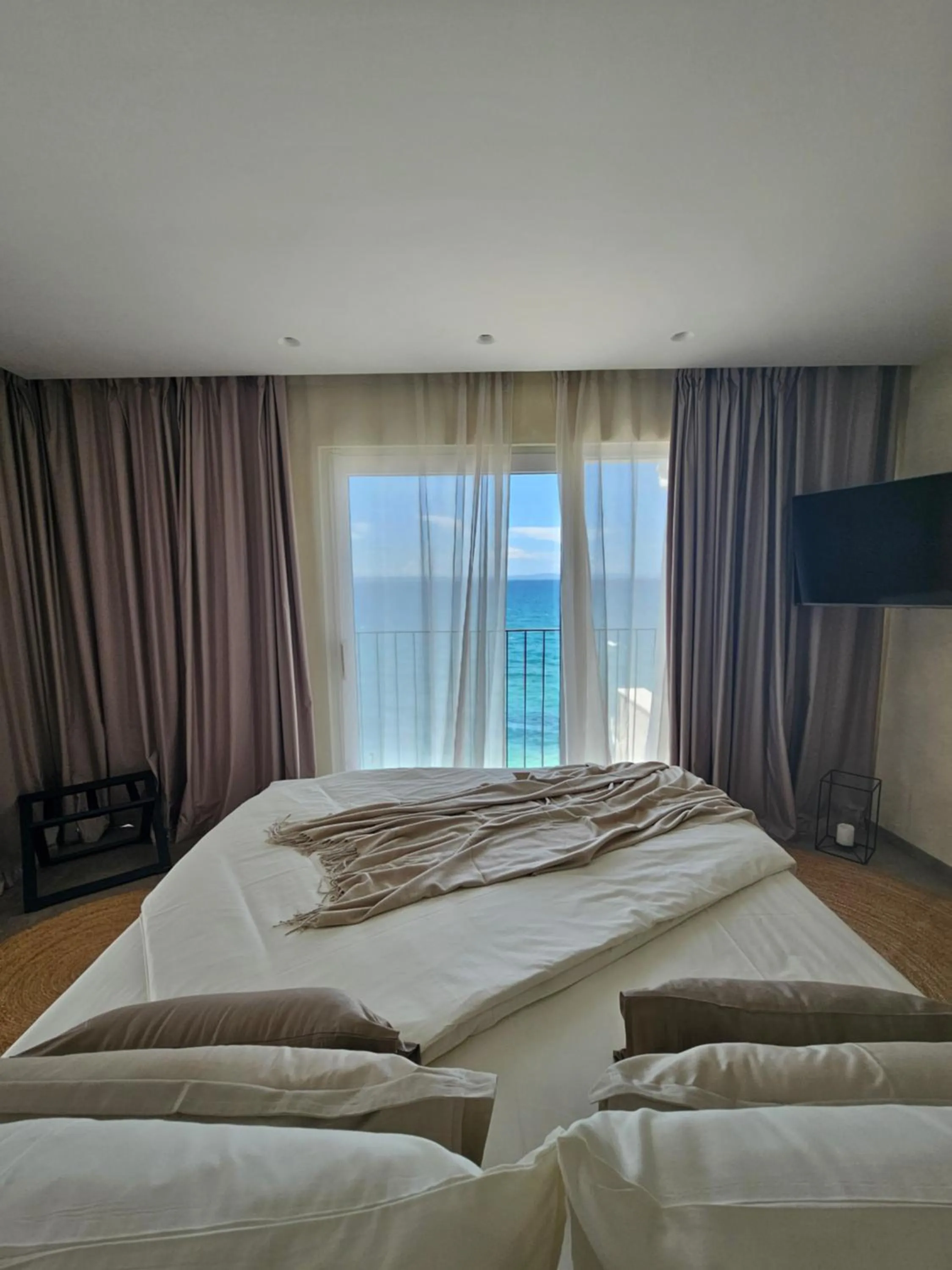 Sea view, Bed in Hotel Aria