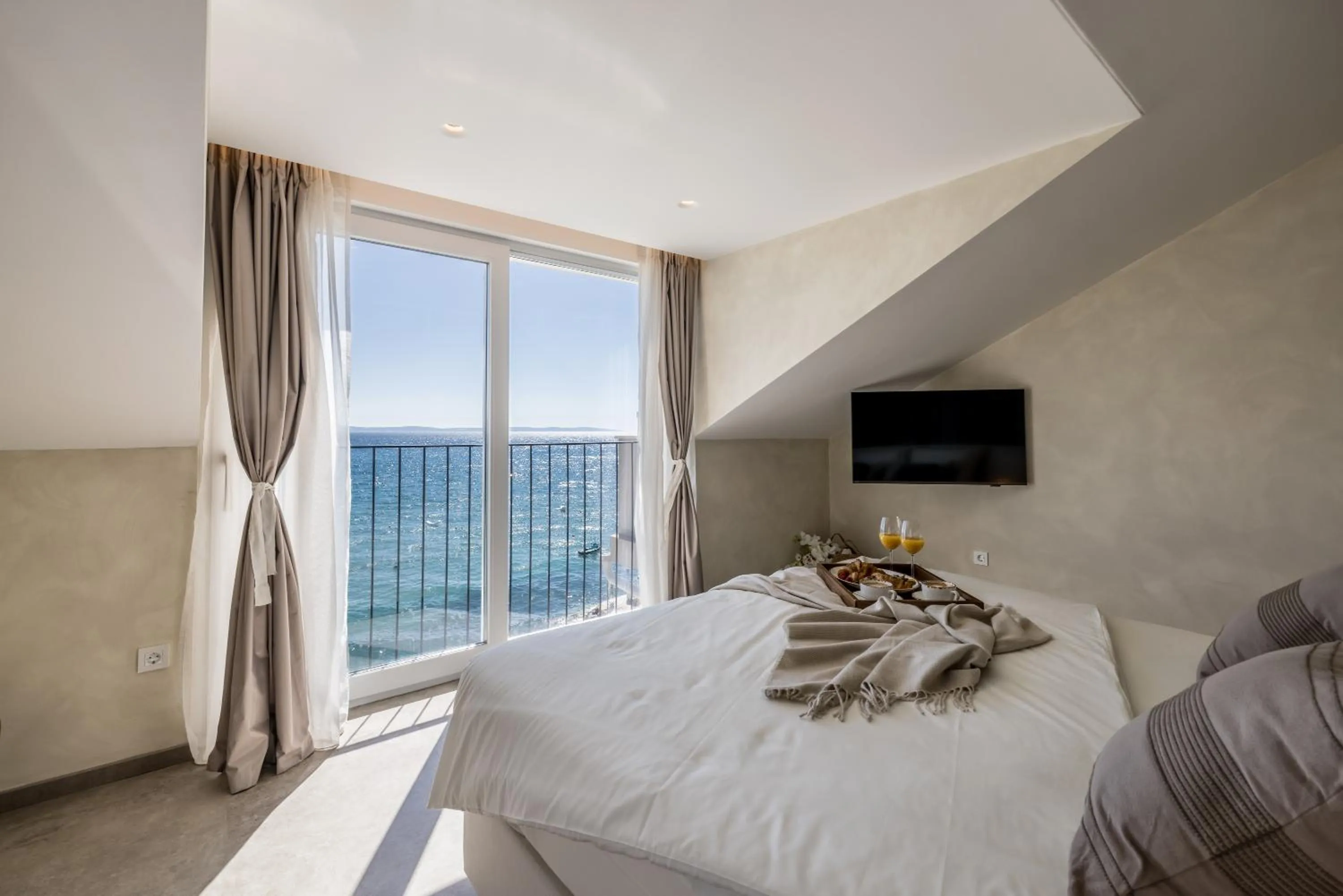 View (from property/room), Bed in Hotel Aria