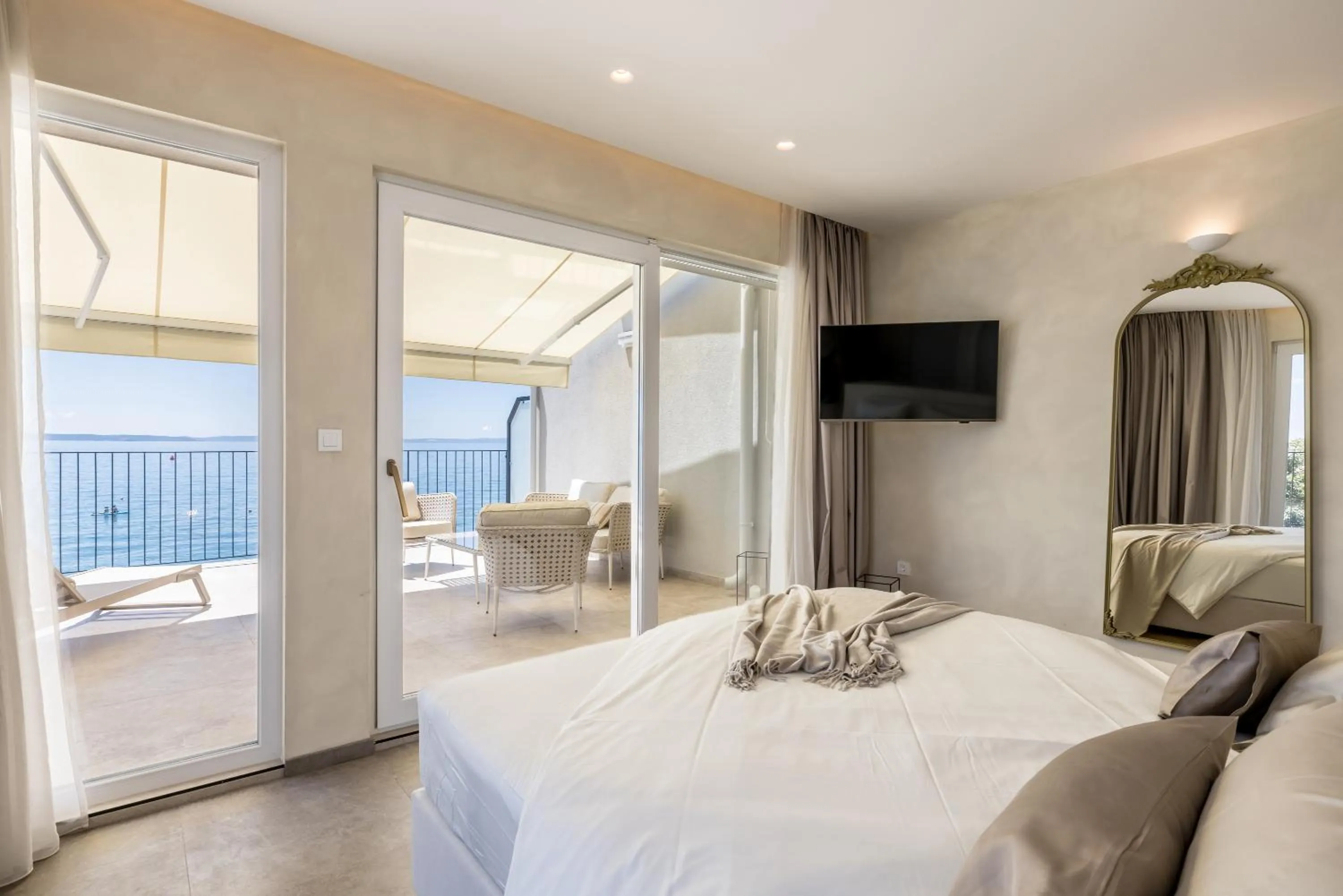 Balcony/Terrace, Bed in Hotel Aria