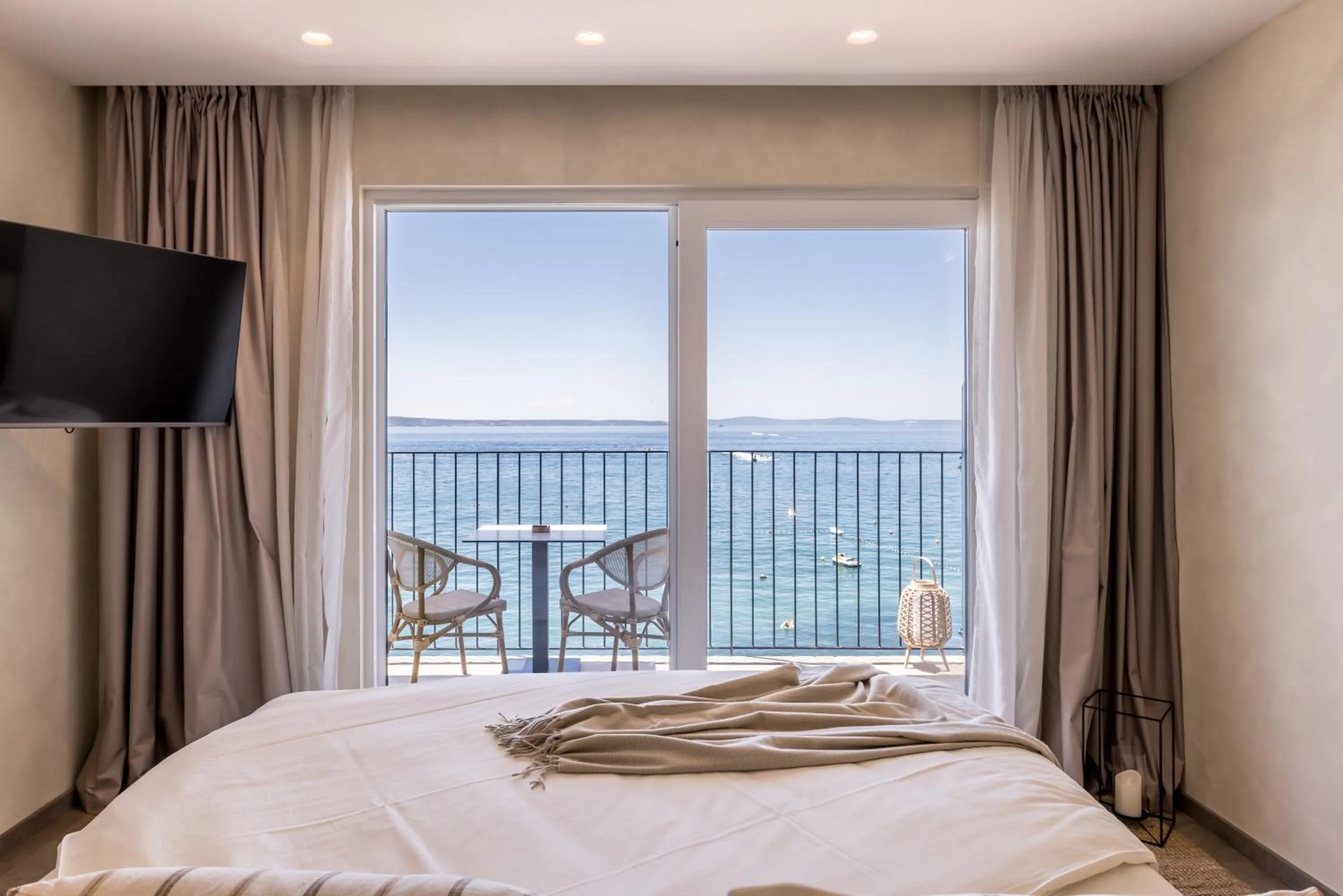 Sea view, Bed in Hotel Aria