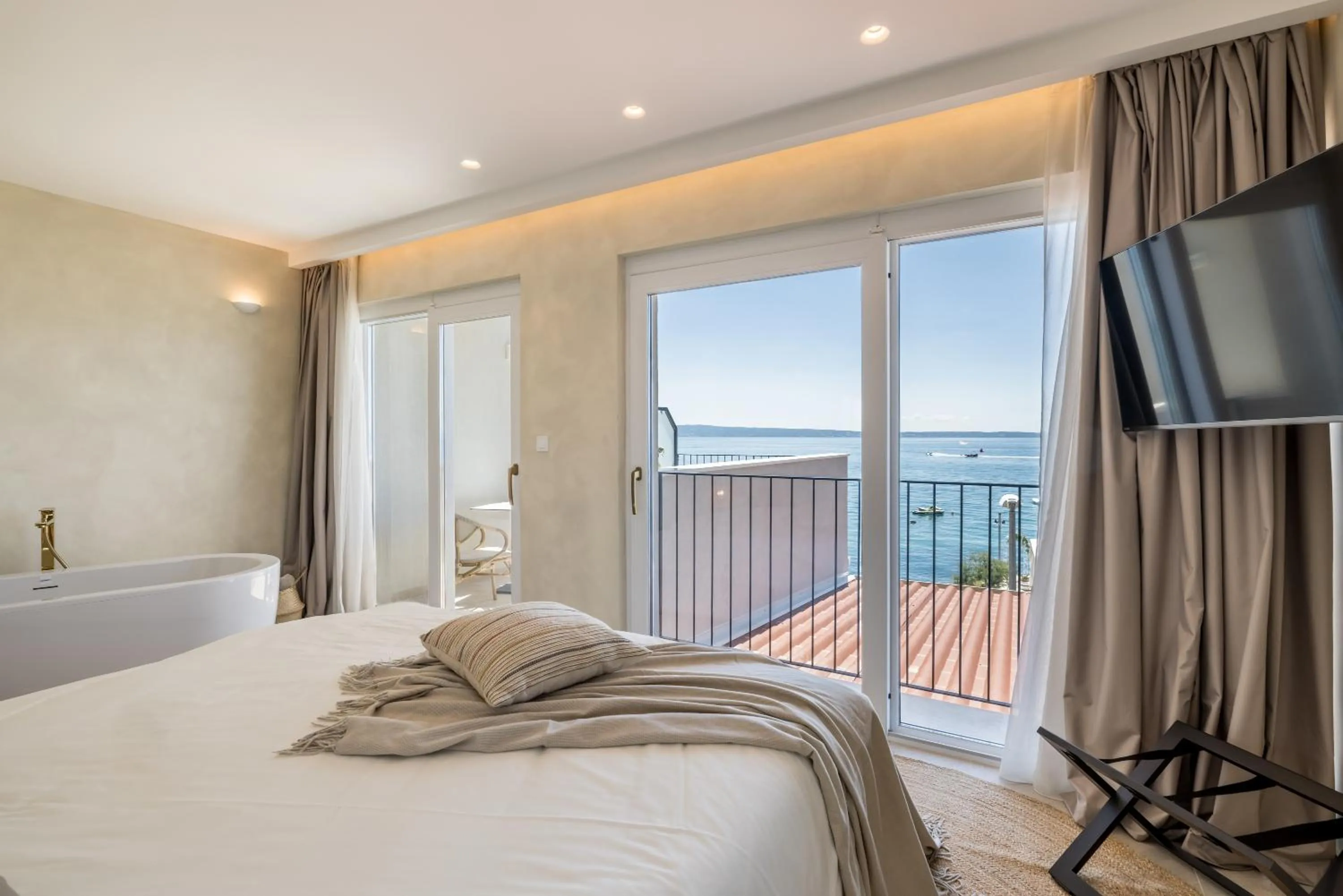 Sea view, Bed in Hotel Aria