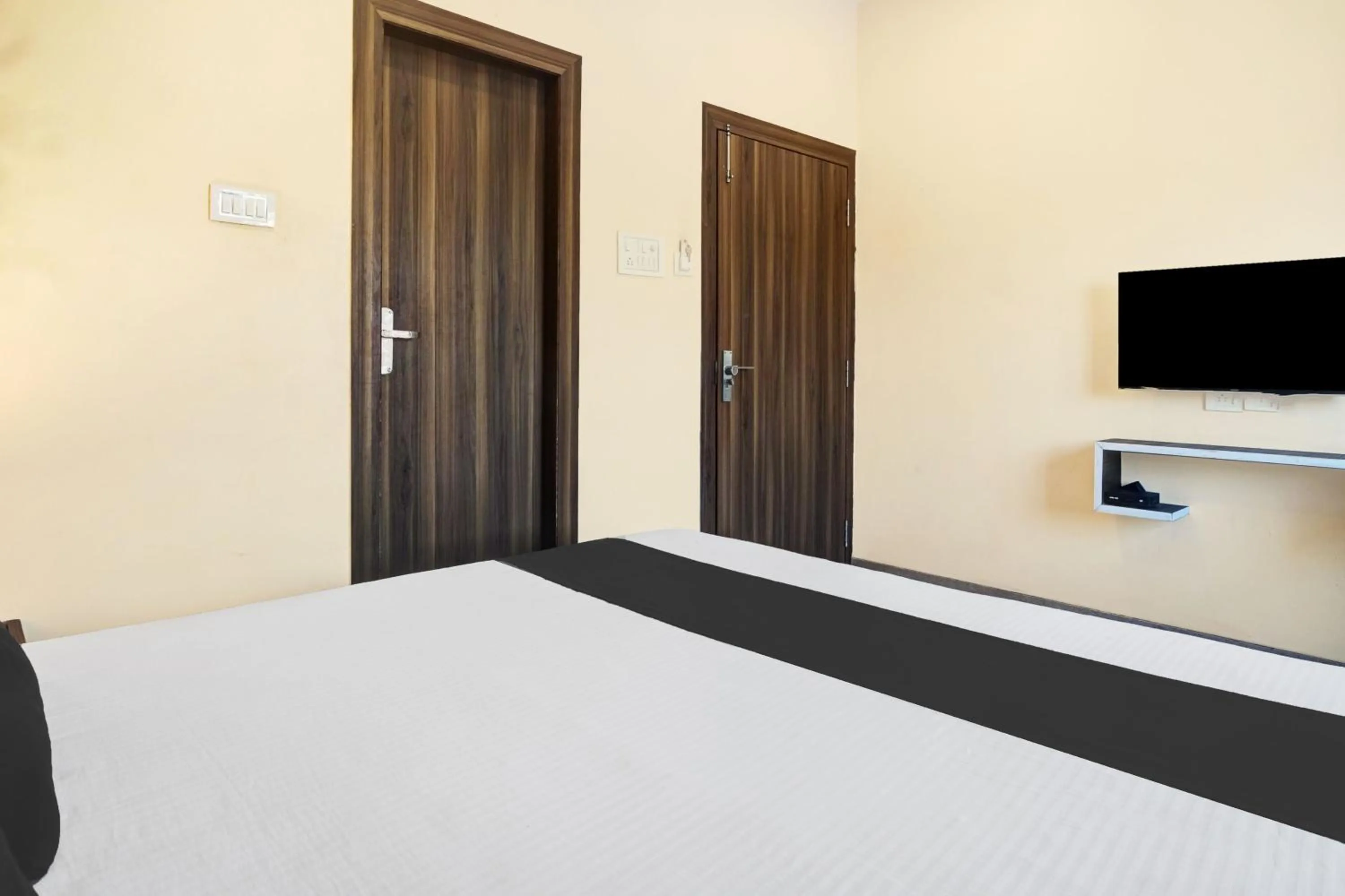 Bedroom, Bed in Super Hotel O Lalganesh formerly Royal Avenue