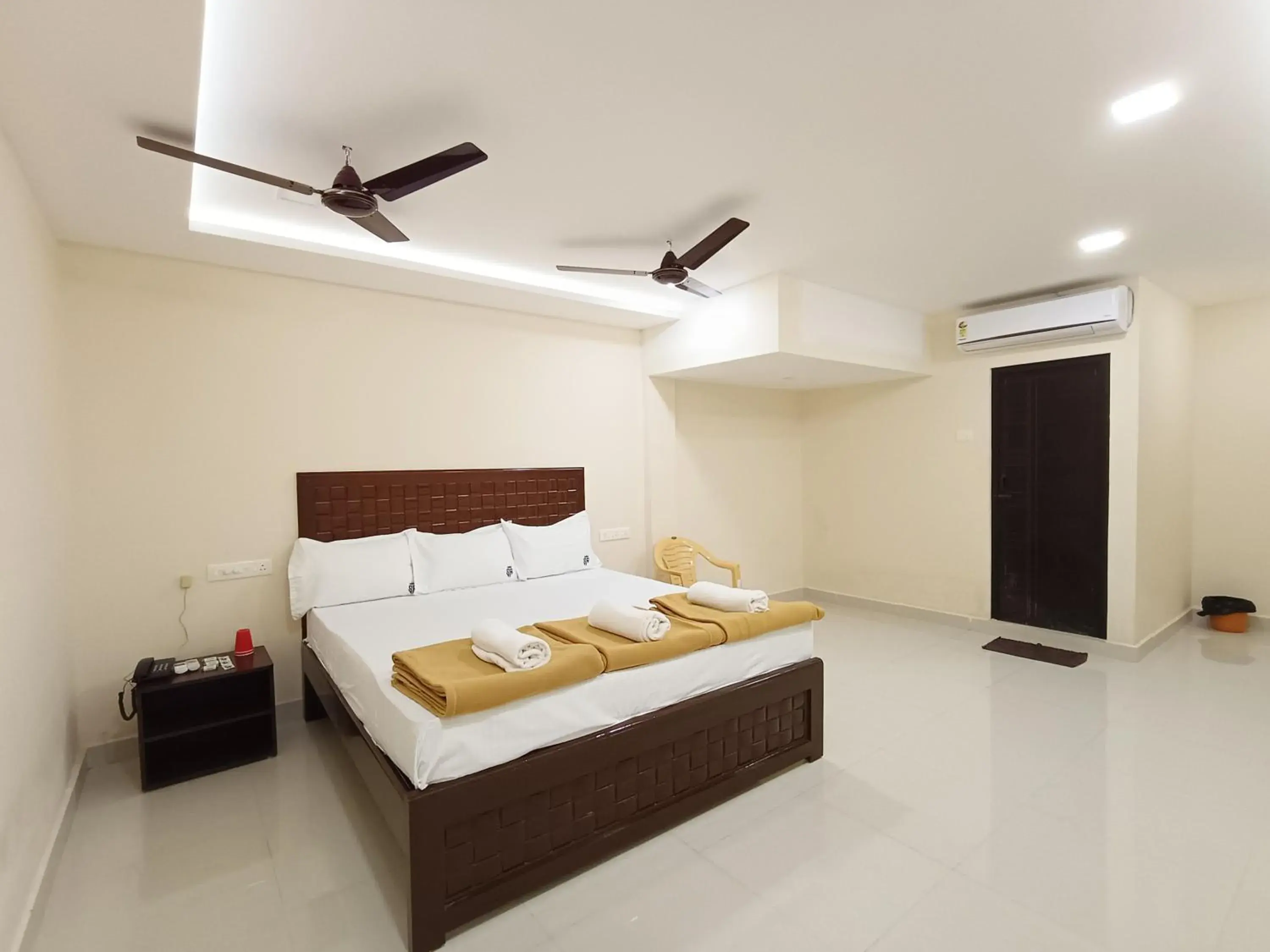 Photo of the whole room, Bed in Selvi Residency Photo of the whole room, Bed in Selvi Residency