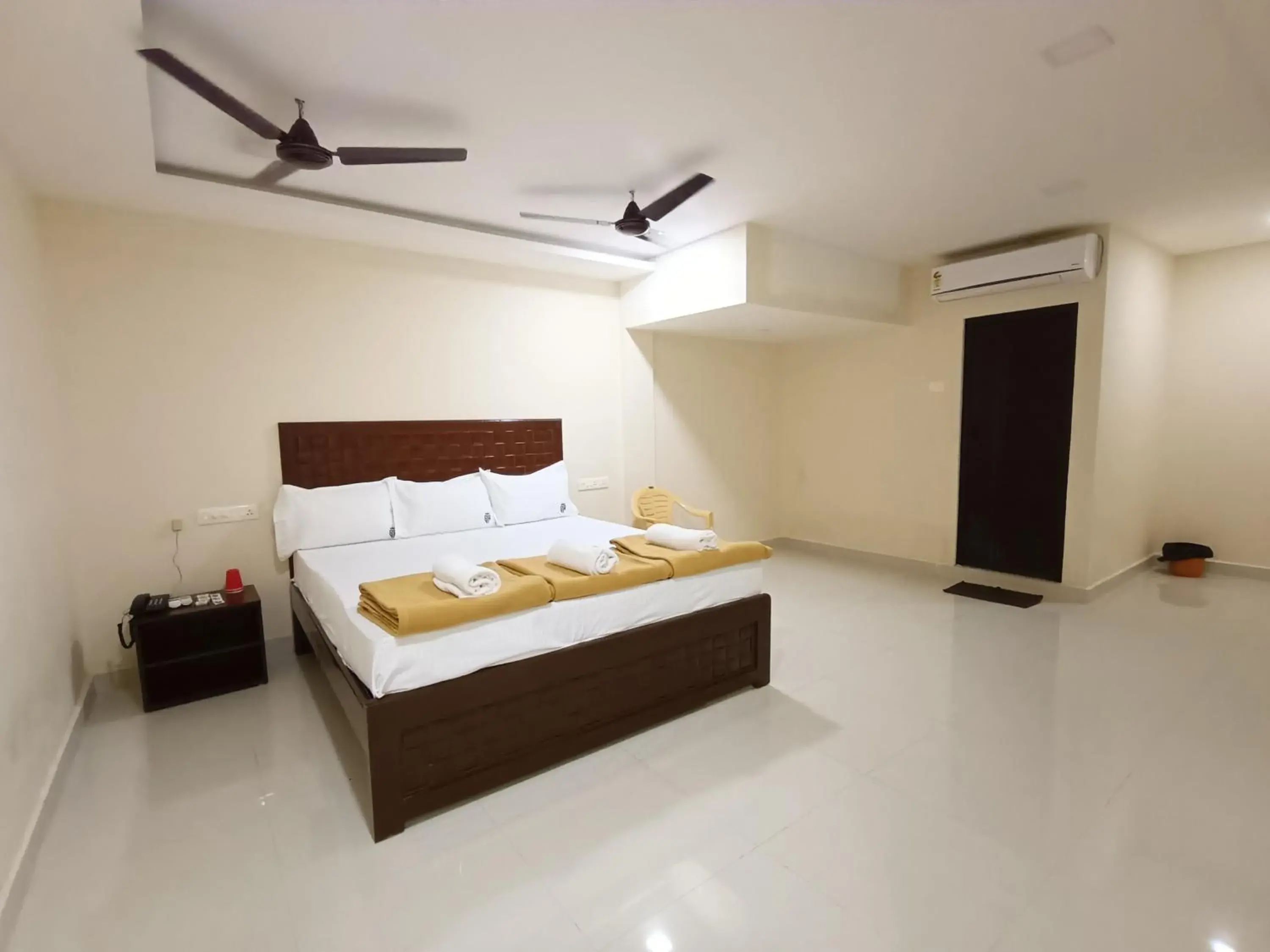 Bedroom, Bed in Selvi Residency Bedroom, Bed in Selvi Residency