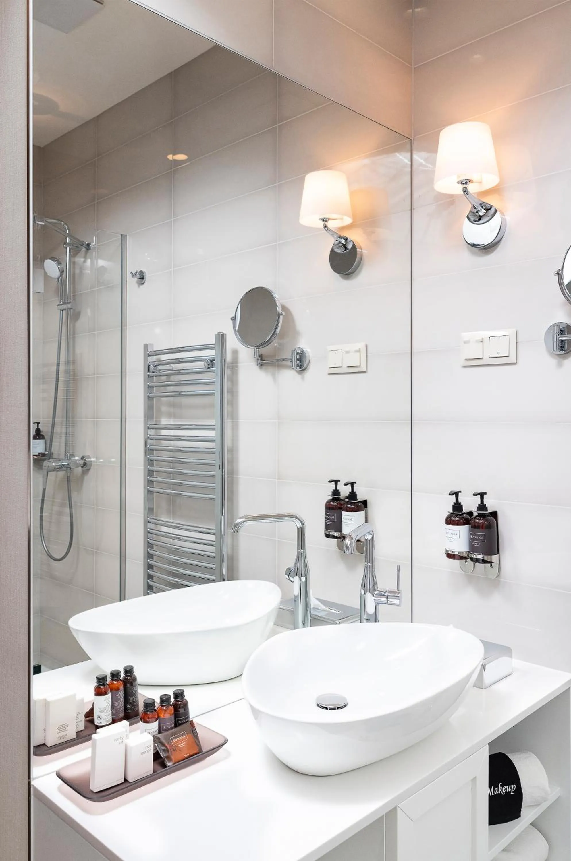 Shower in Three Corners Avenue Hotel