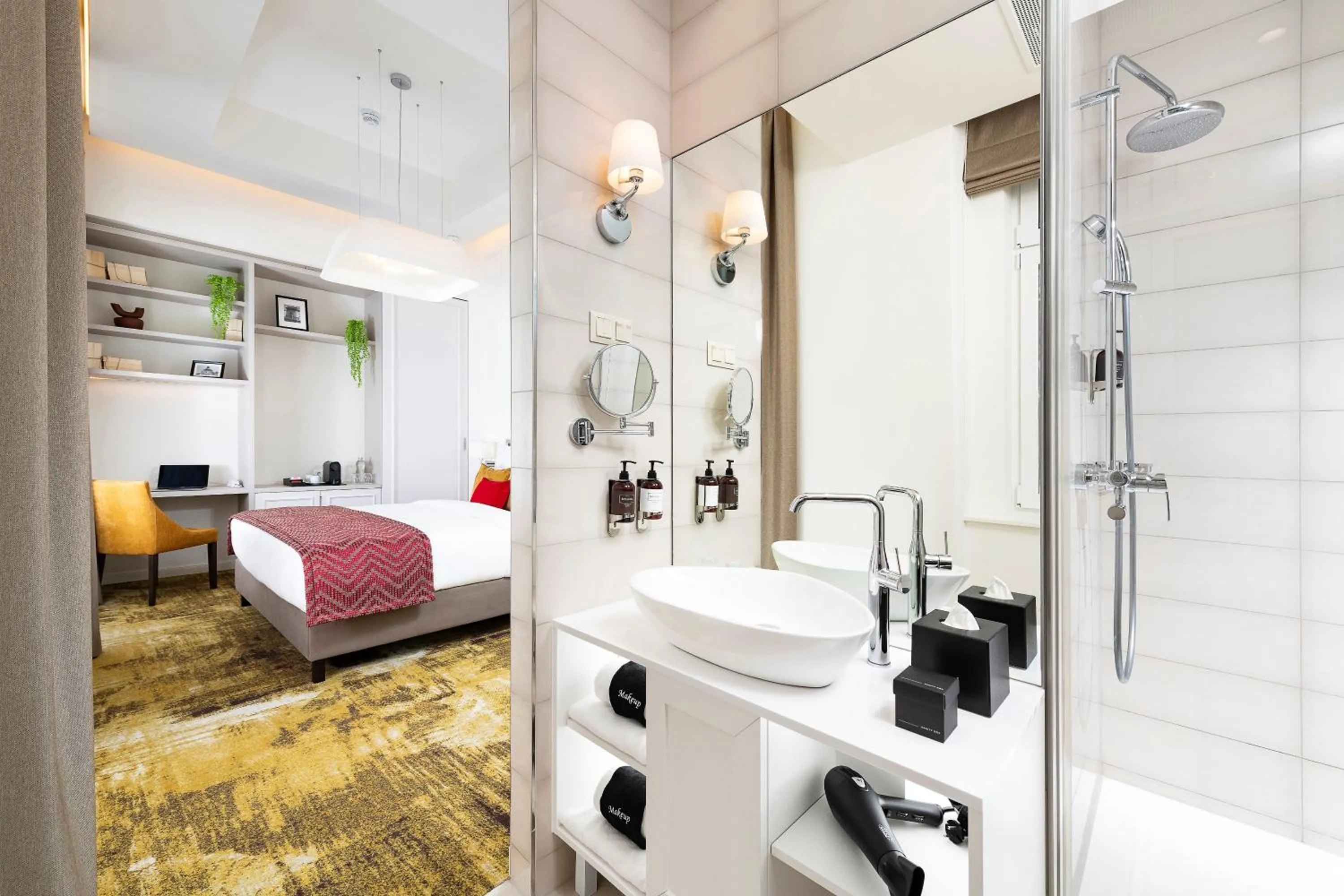 Shower, Bed in Three Corners Avenue Hotel