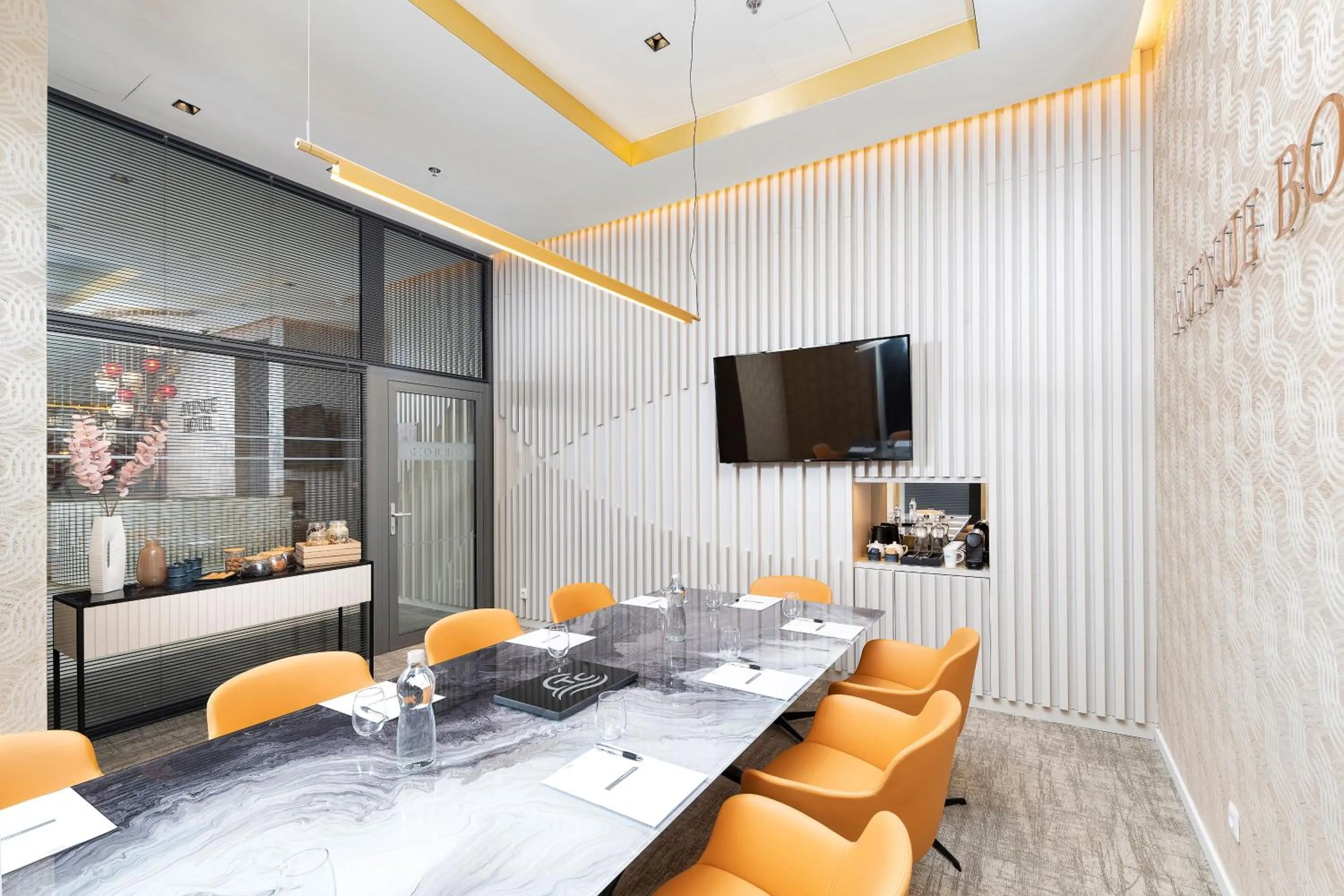 Communal lounge/ TV room in Three Corners Avenue Hotel