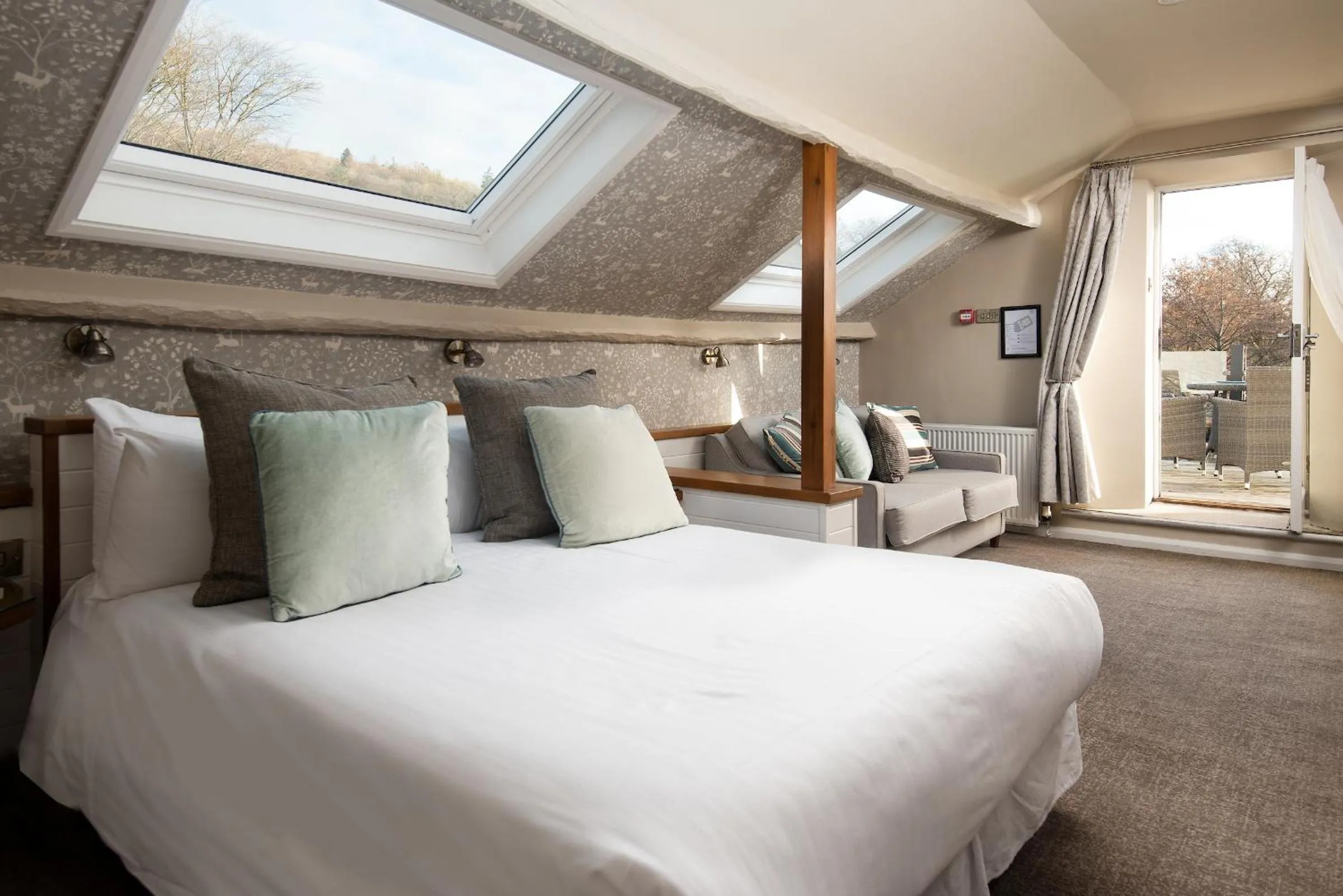 Seating area, Bed in Windermere Rooms at The Wateredge Inn