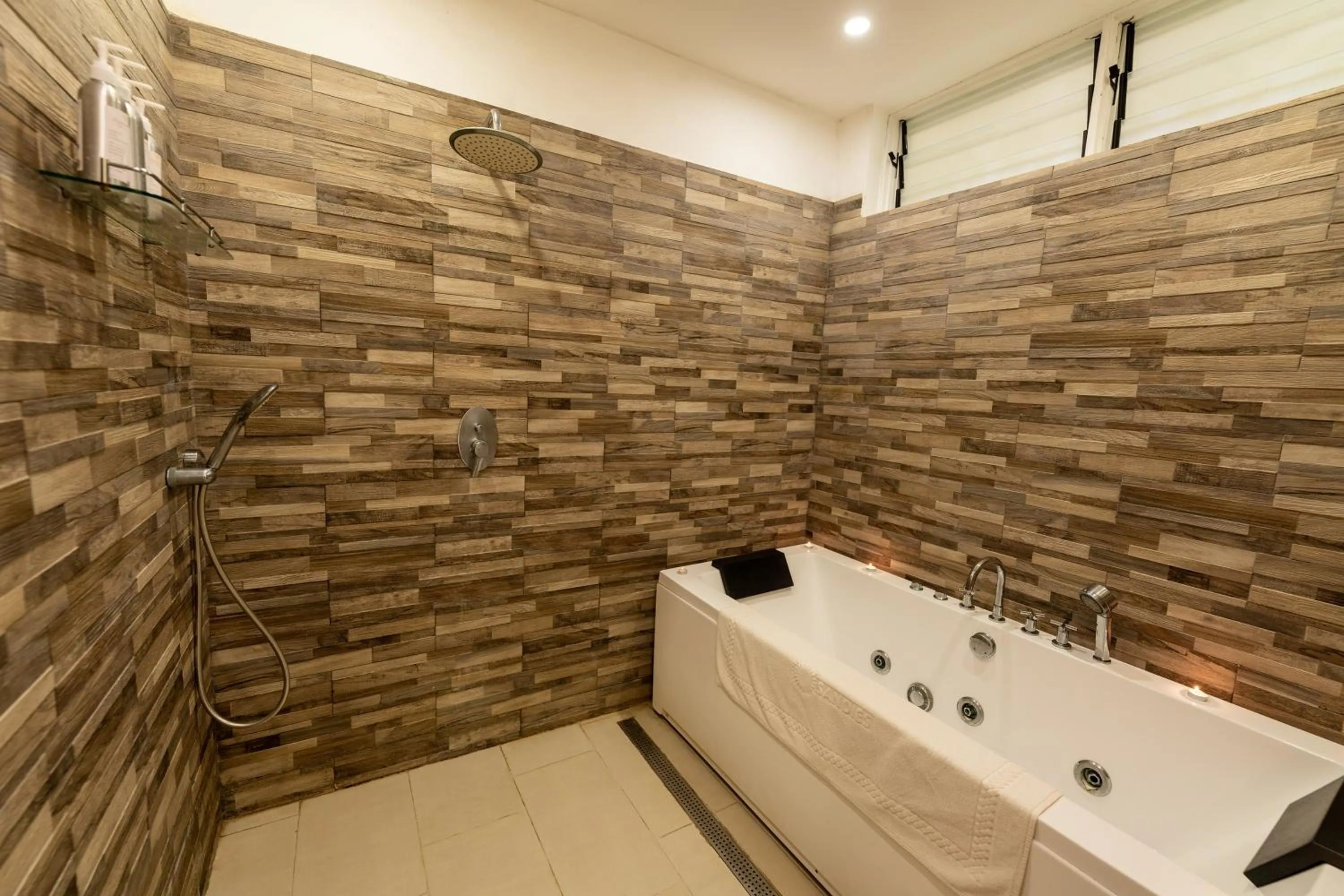 Shower in Diamonds Malindi