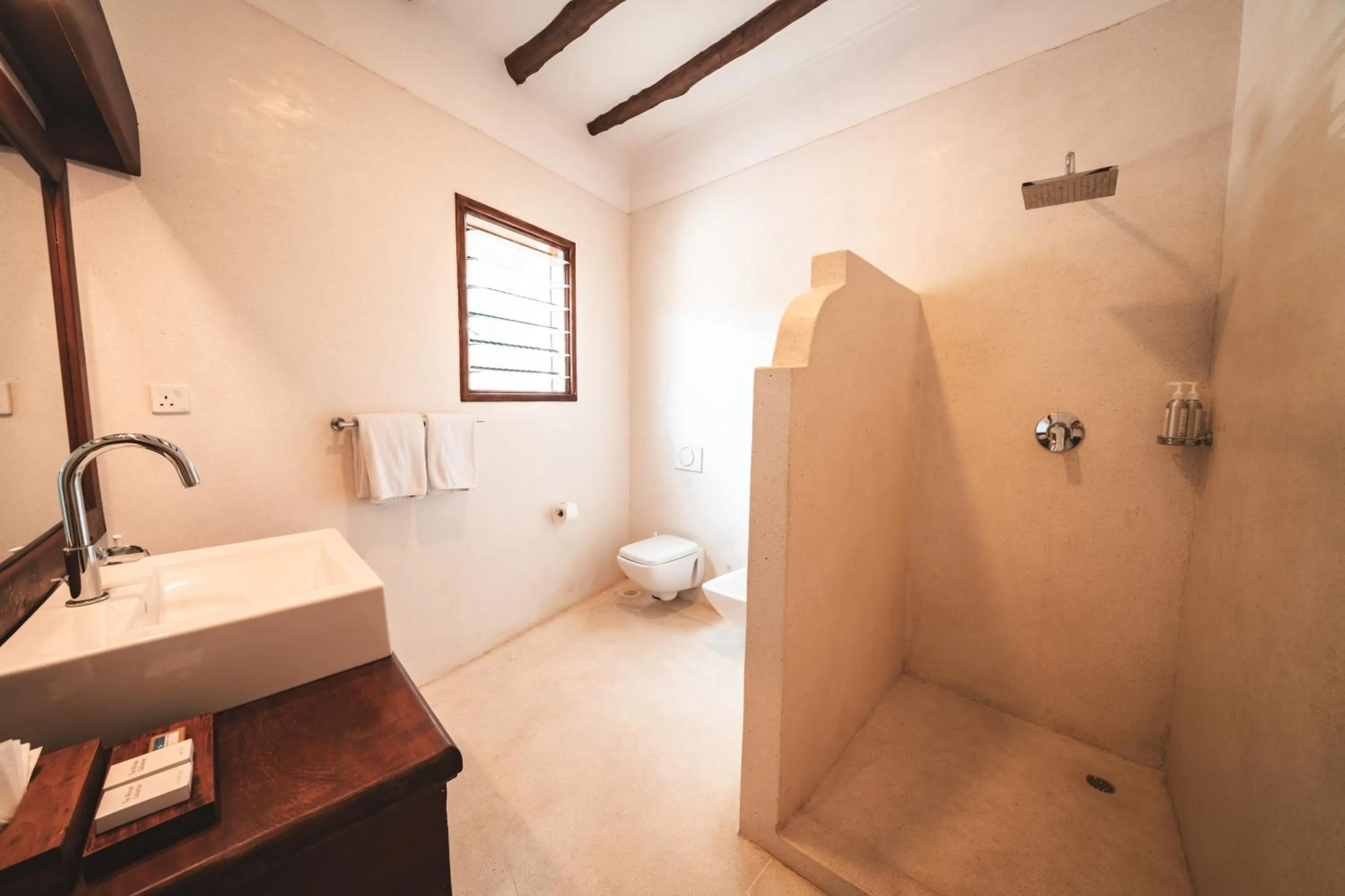 Shower in Diamonds Malindi