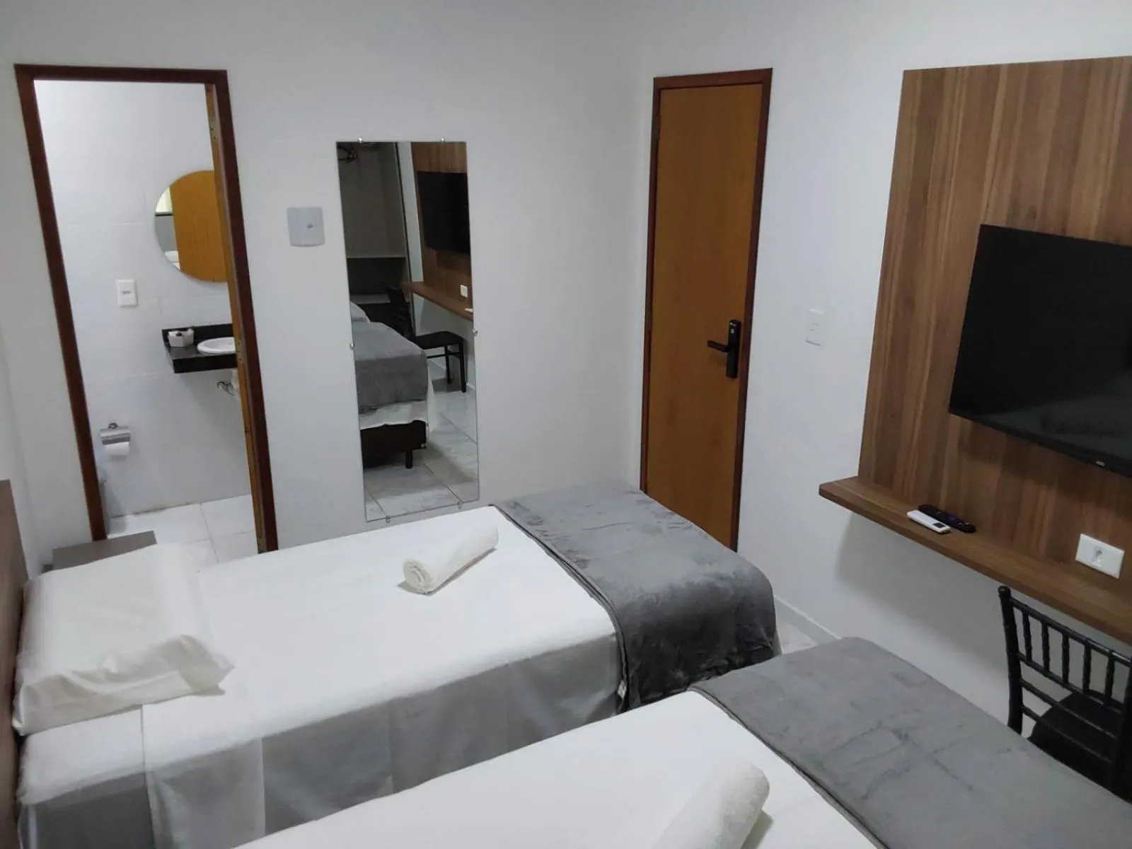 Photo of the whole room, Bed in PARALELO 9s HOTEL