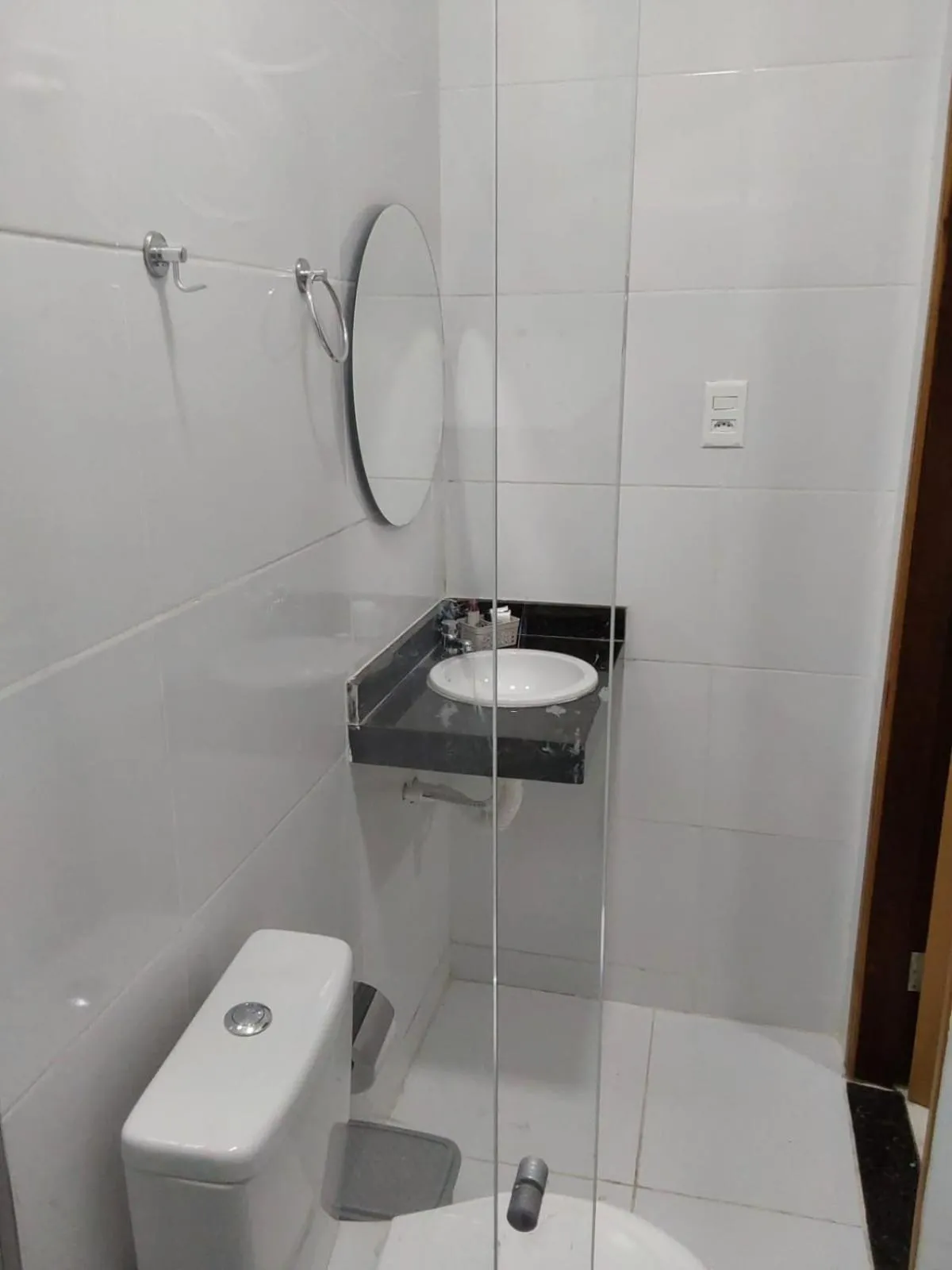 Toilet in PARALELO 9s HOTEL