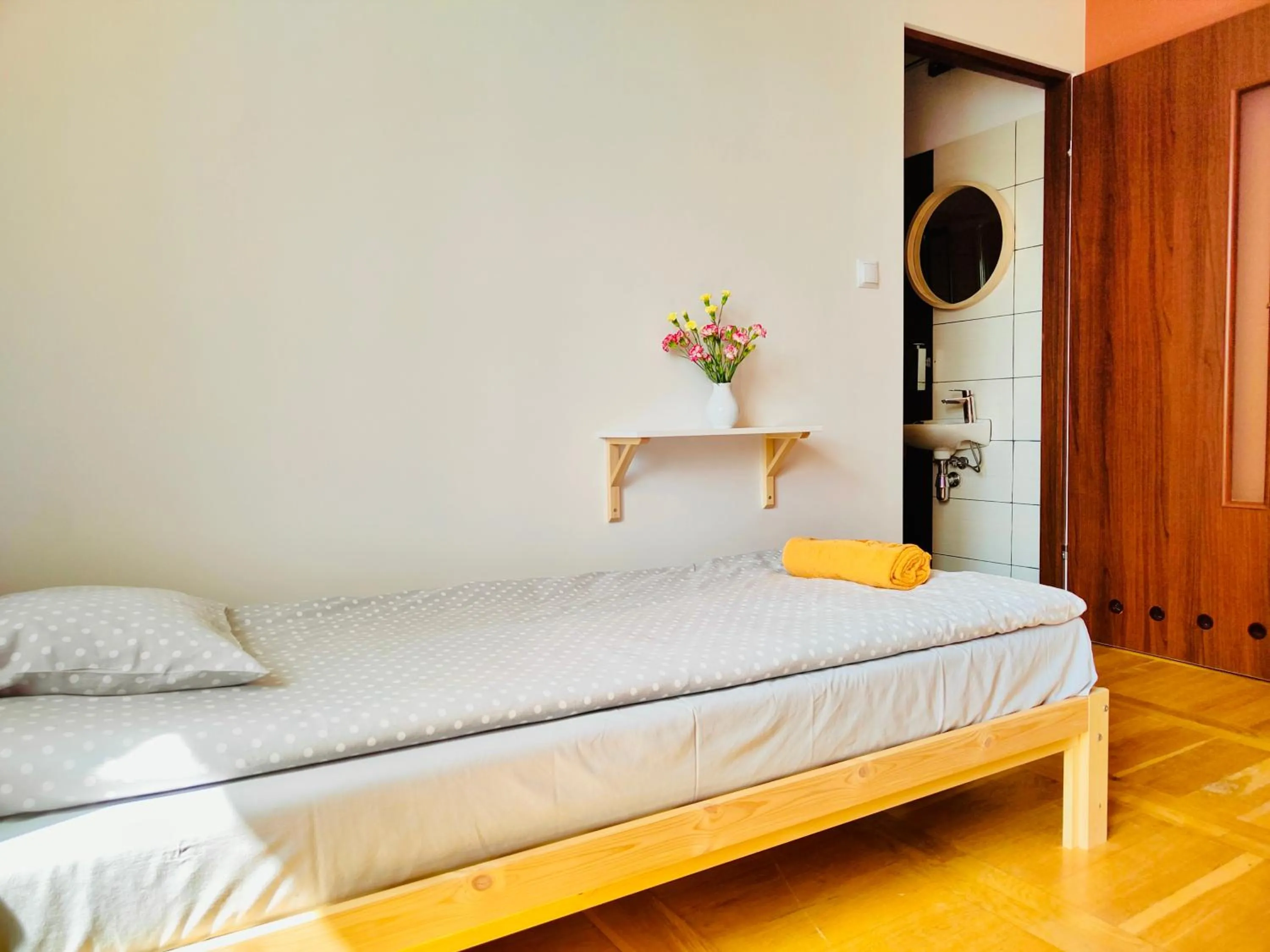 Single Room with Private Bathroom in Dom Bez Ścian