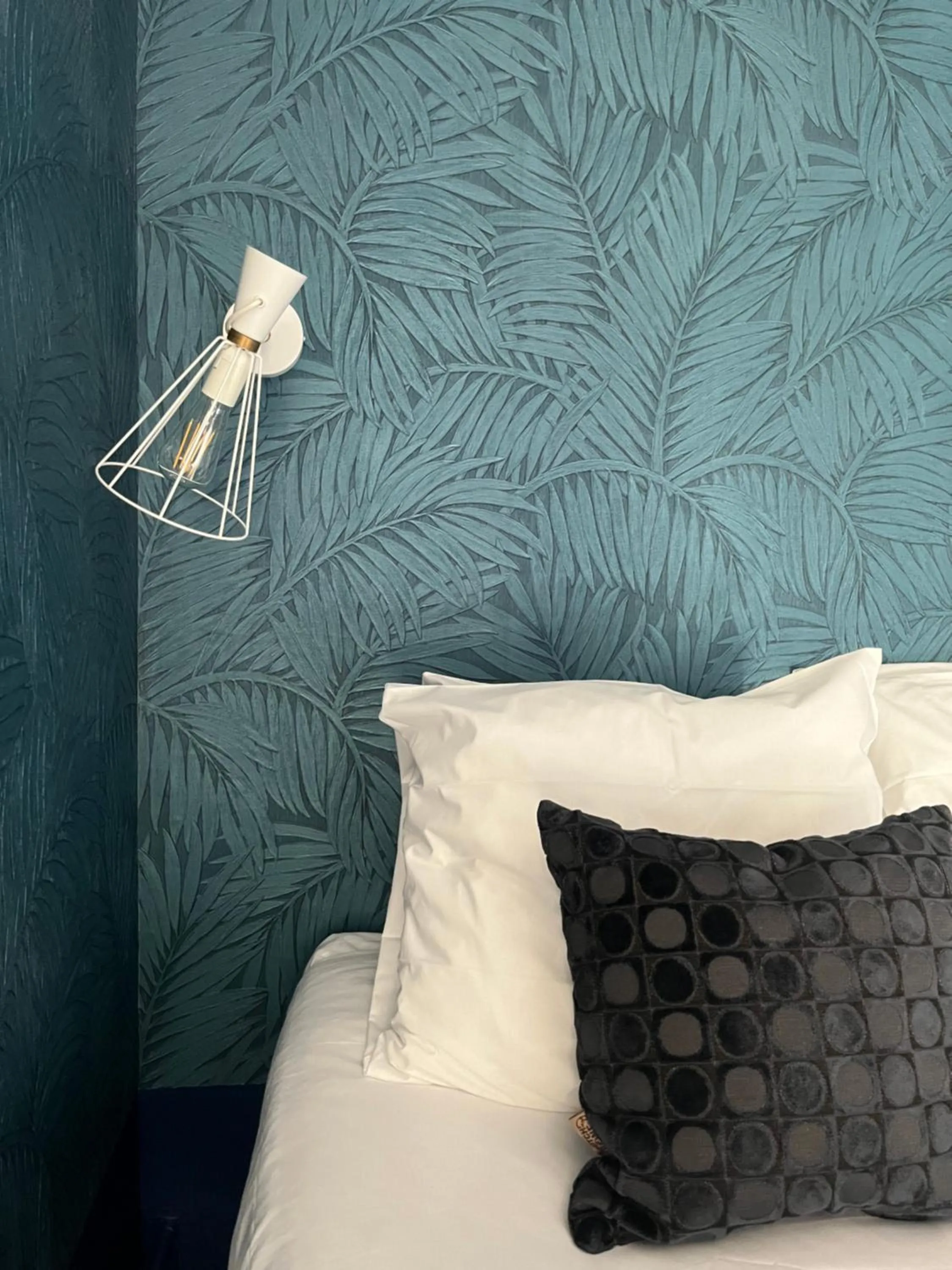 Bed in Hôtel de France - Beaune