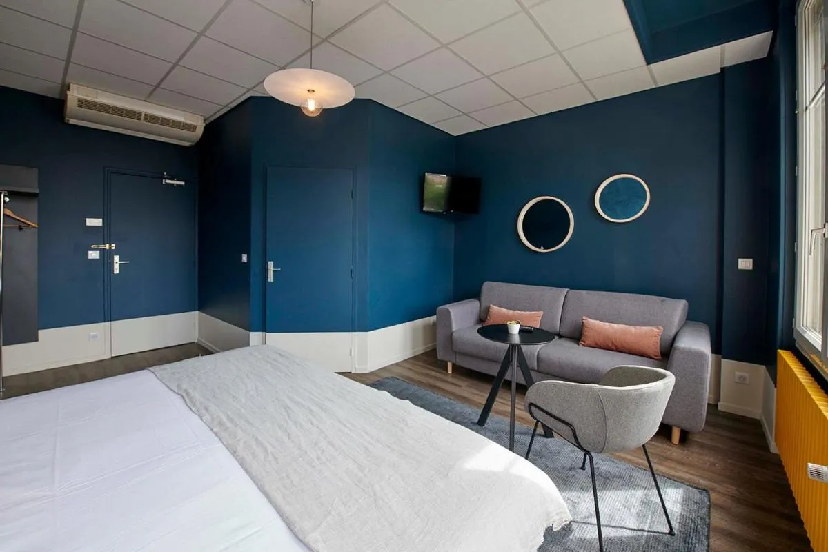 Photo of the whole room, Bed in Hôtel de France - Beaune