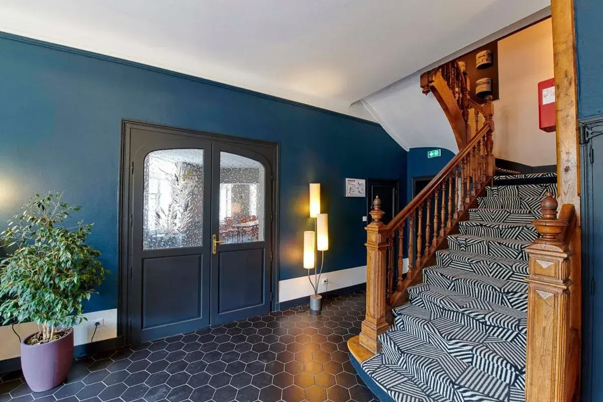 Lobby or reception in Hôtel de France - Beaune Lobby or reception in Hôtel de France - Beaune