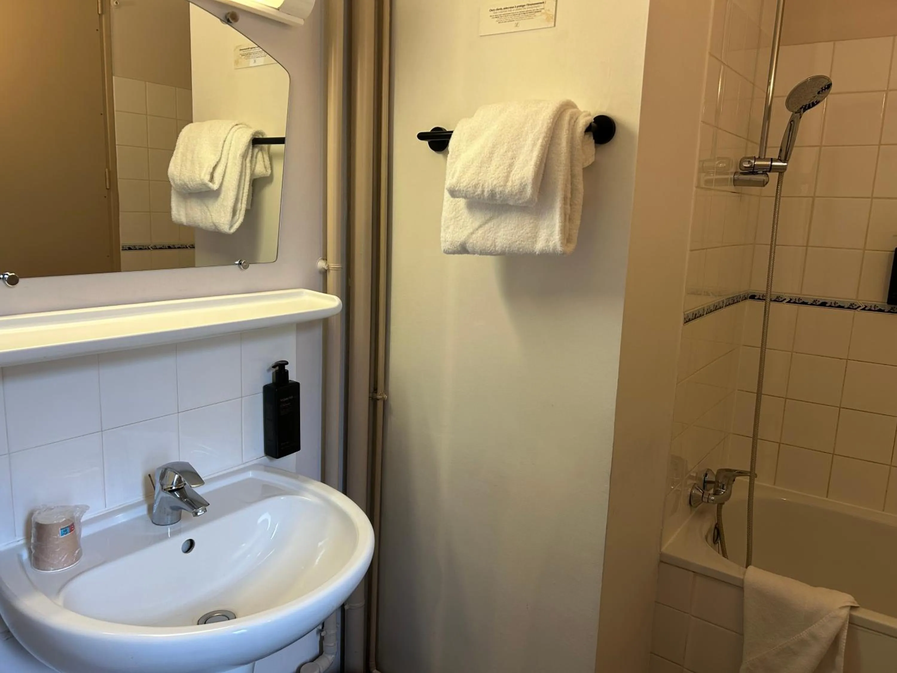 Bathroom in Hôtel de France - Beaune