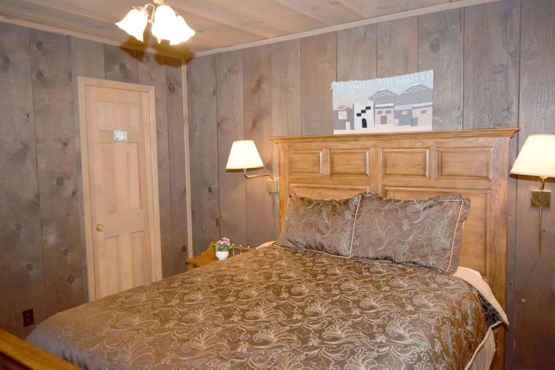 Bed in Artz Valley Cabin - WiFi - Satellite - Washer - Dryer - Wrap Around Deck - Wood Burning Fireplace - Secluded Setting