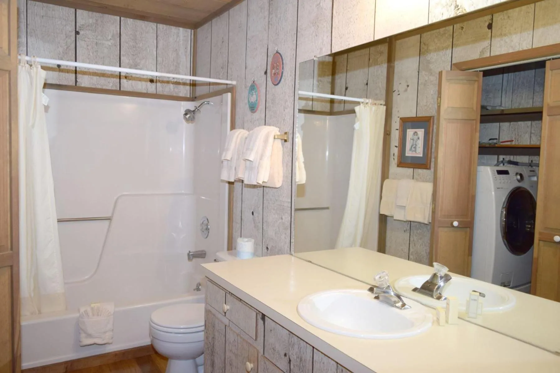 Artz Valley Cabin - WiFi - Satellite - Washer - Dryer - Wrap Around Deck - Wood Burning Fireplace - Secluded Setting
