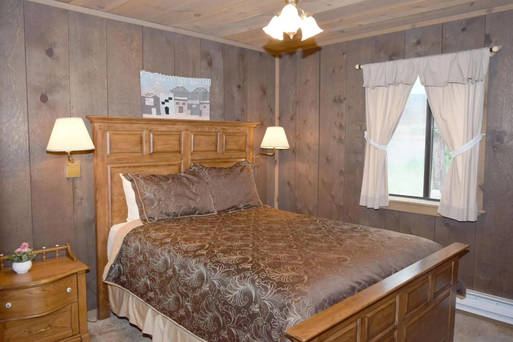 Bed in Artz Valley Cabin - WiFi - Satellite - Washer - Dryer - Wrap Around Deck - Wood Burning Fireplace - Secluded Setting