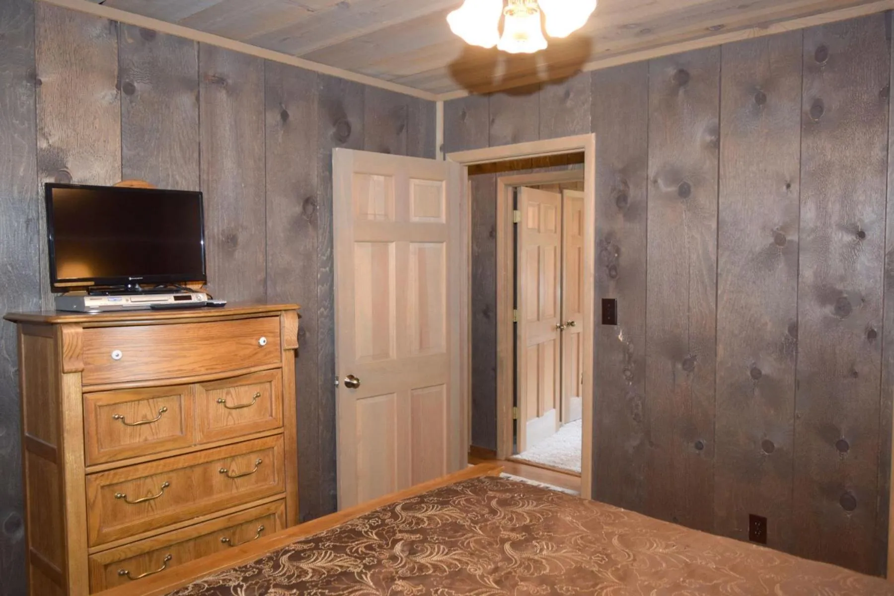 Bed in Artz Valley Cabin - WiFi - Satellite - Washer - Dryer - Wrap Around Deck - Wood Burning Fireplace - Secluded Setting