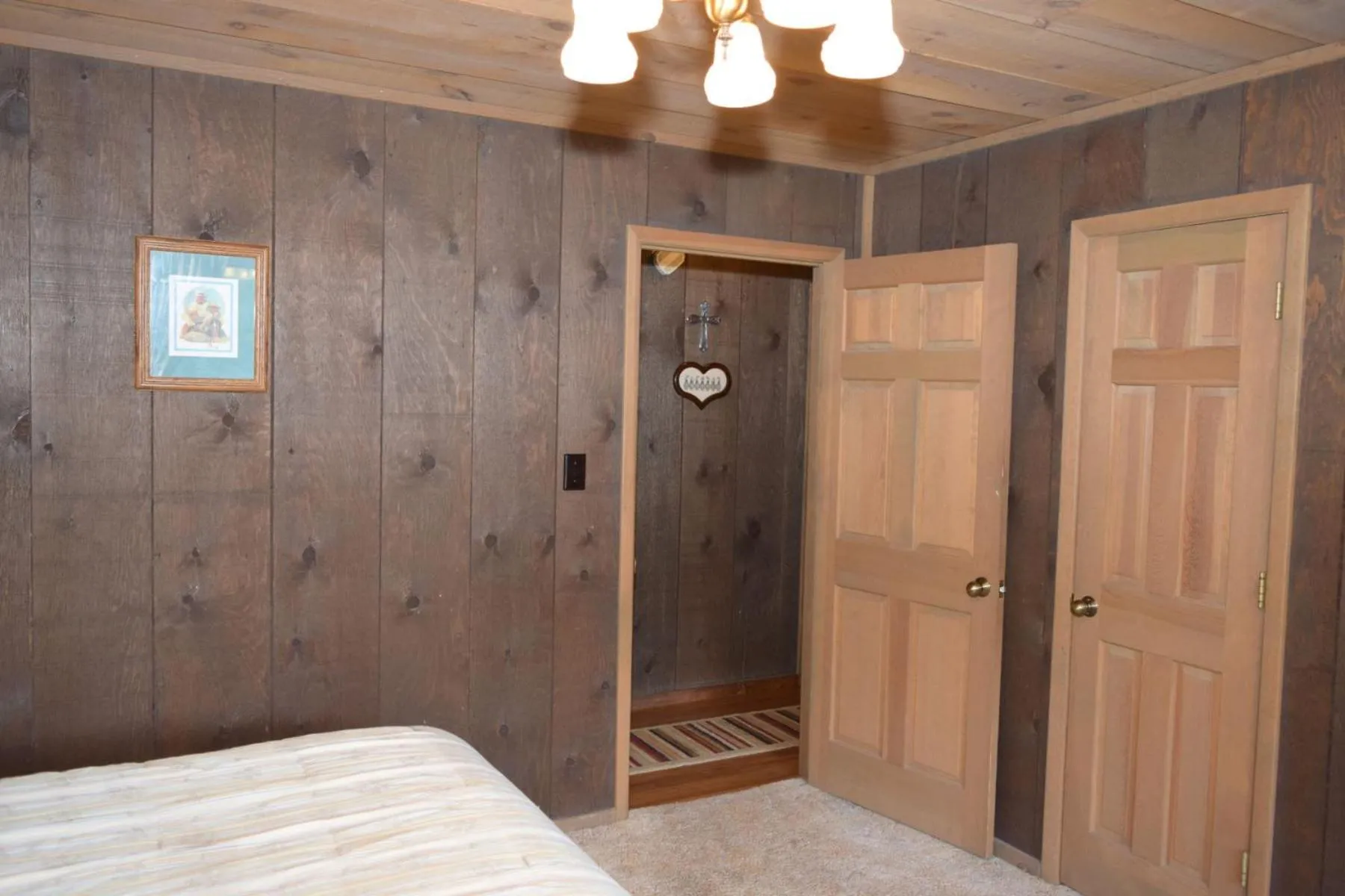 Bed in Artz Valley Cabin - WiFi - Satellite - Washer - Dryer - Wrap Around Deck - Wood Burning Fireplace - Secluded Setting