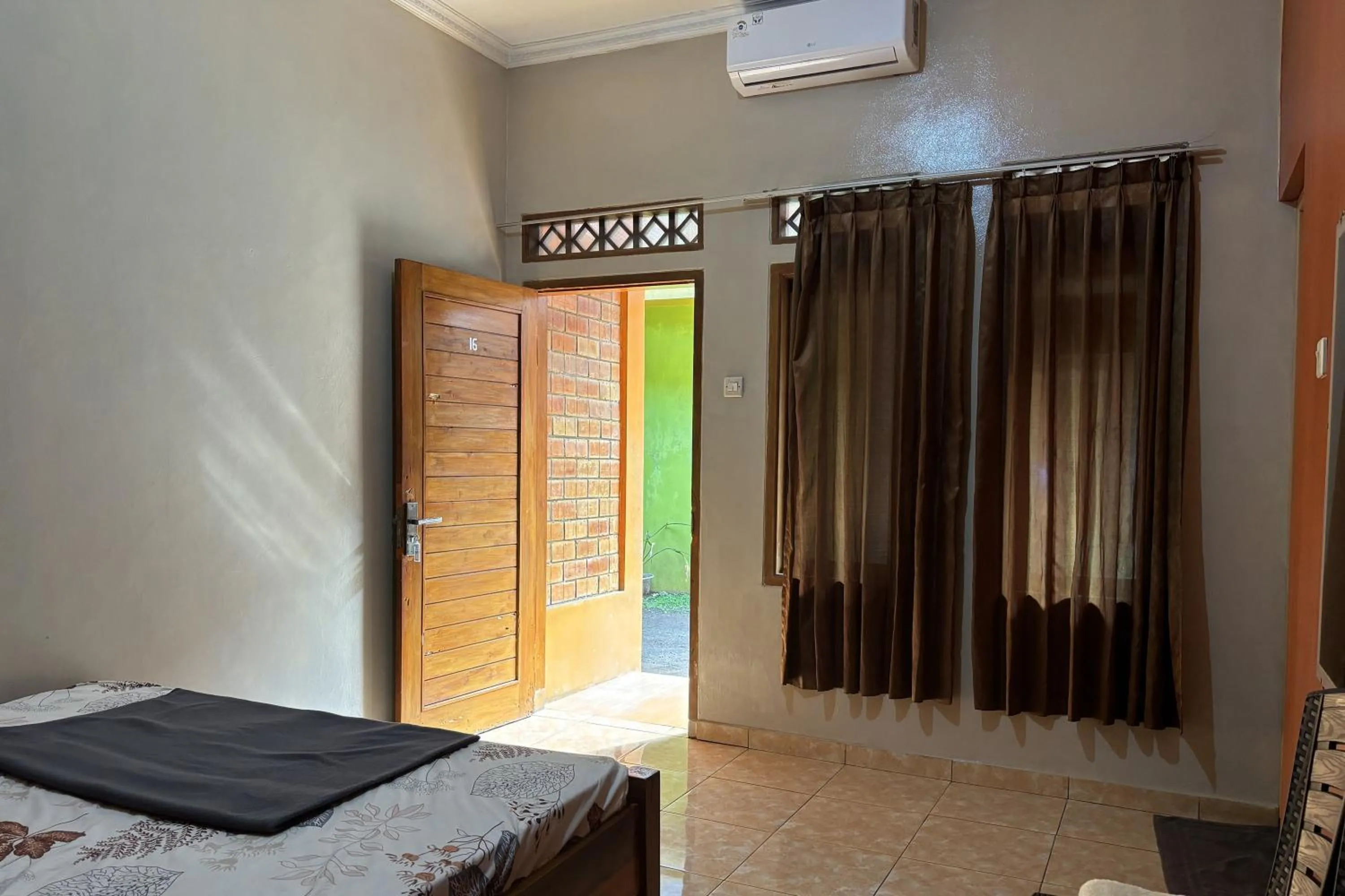 Bedroom, Bed in Family 24 Hotel near Pantai Cipatujah