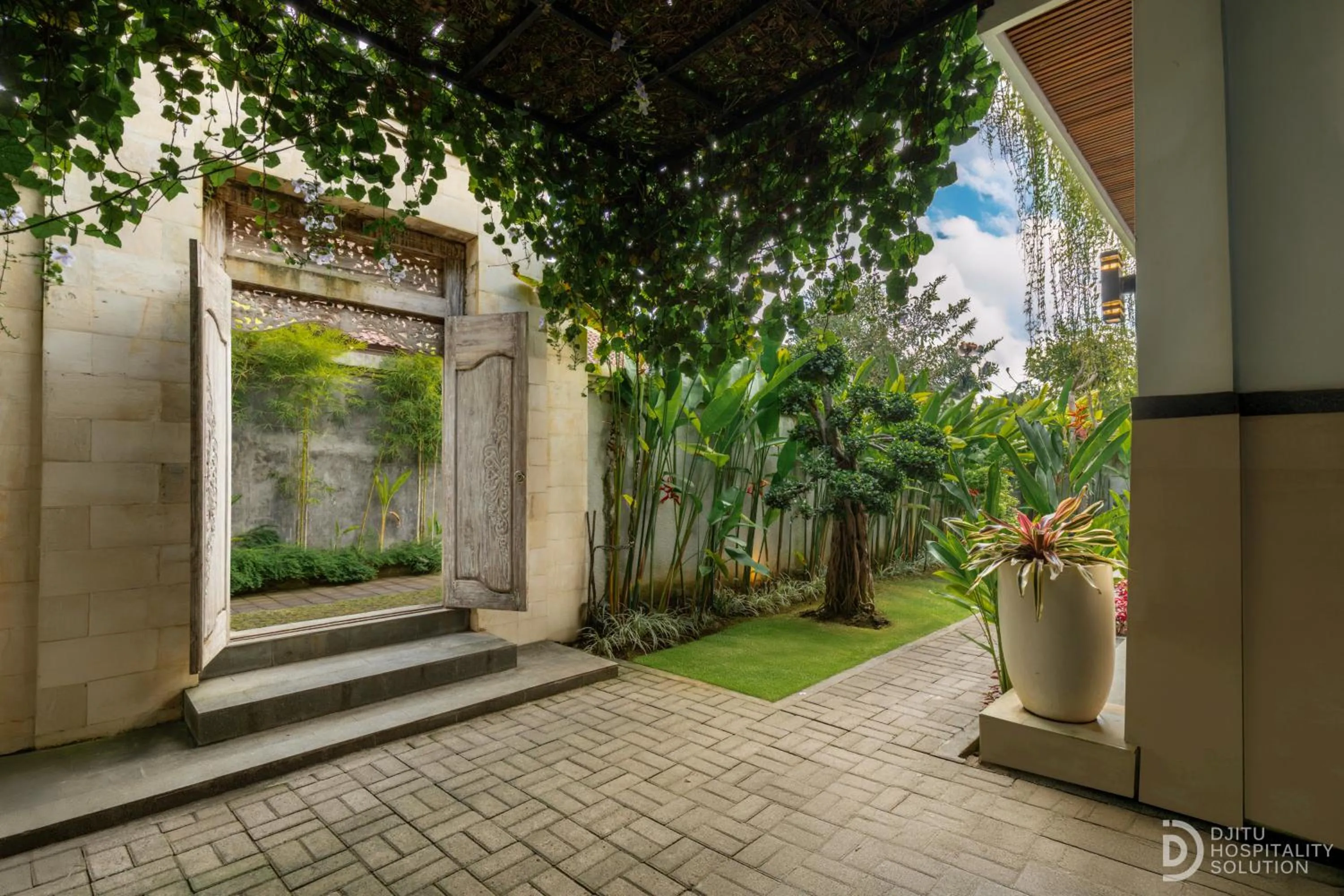 Garden in Bali Made Escape