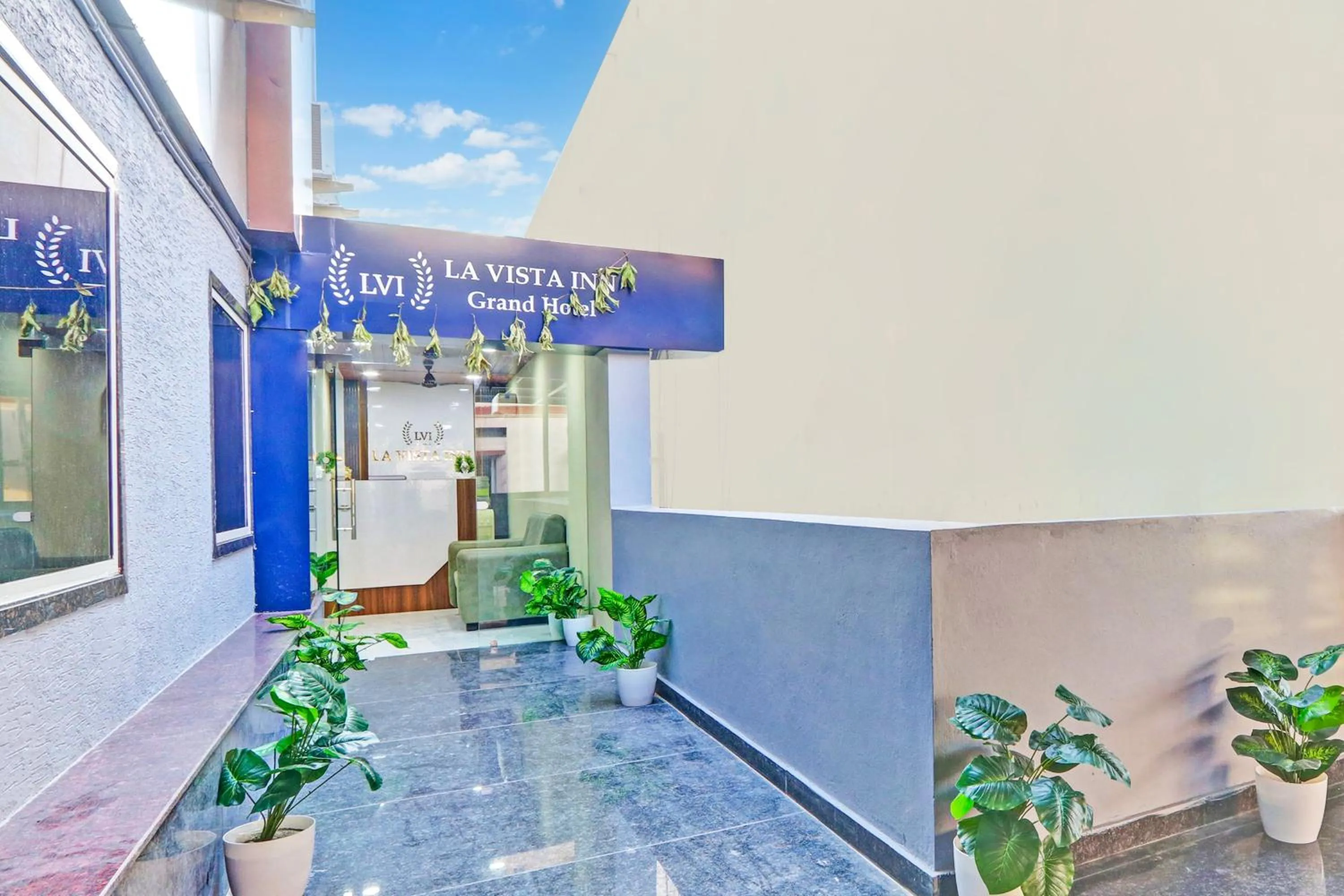 Facade/entrance in Townhouse La Vista Inn Grand Hotel