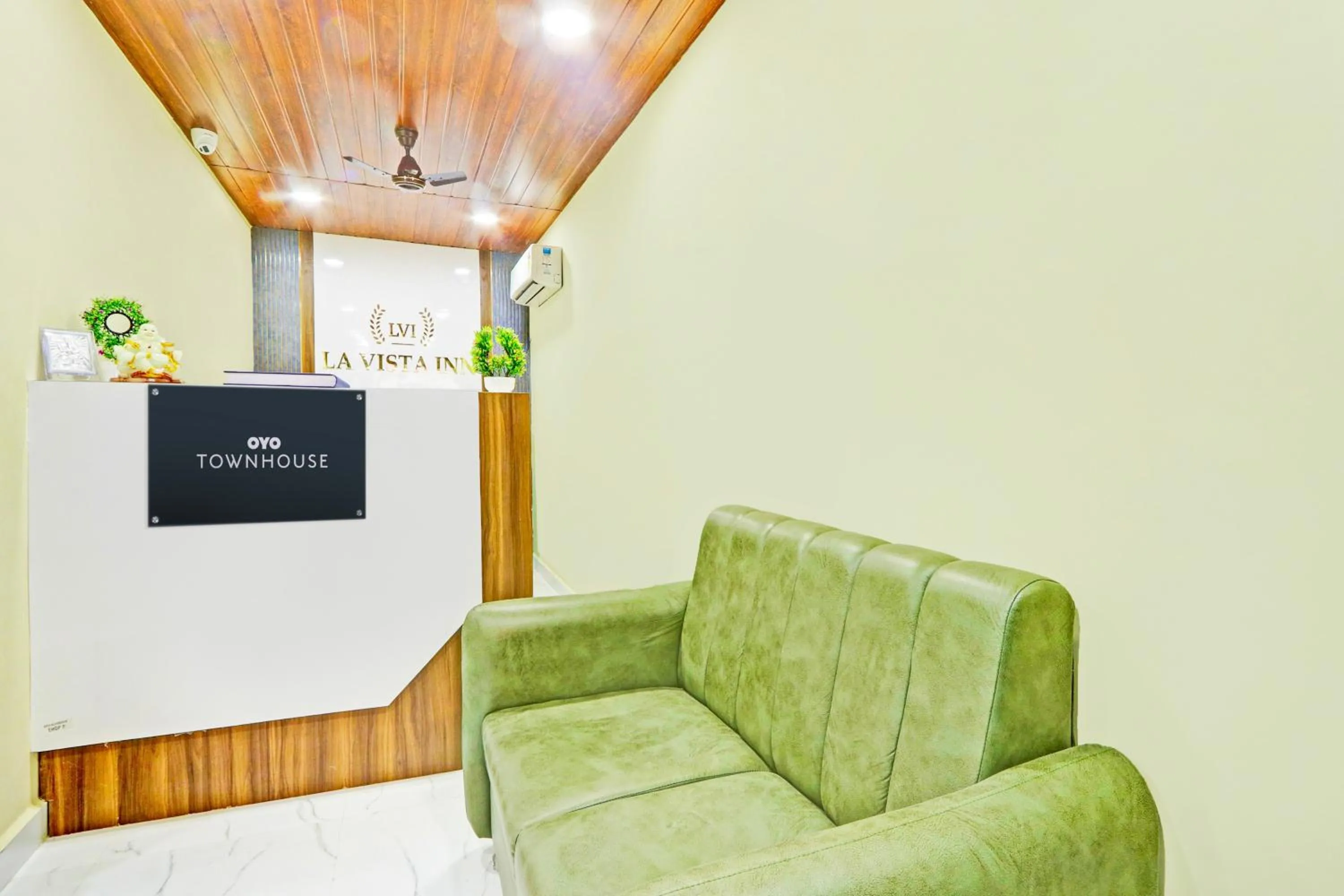 Lobby or reception in Townhouse La Vista Inn Grand Hotel