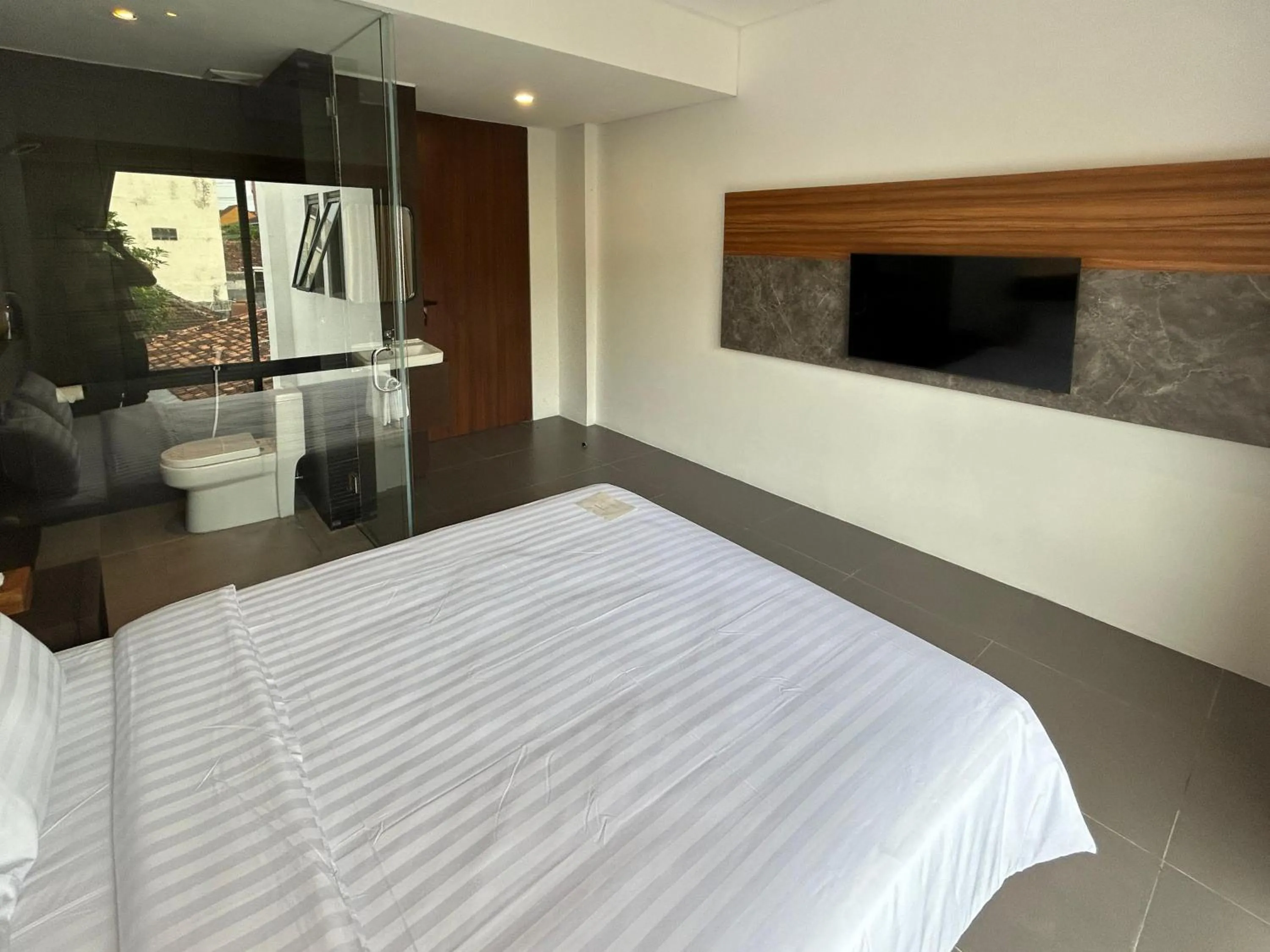 Bathroom, Bed in The Samirono