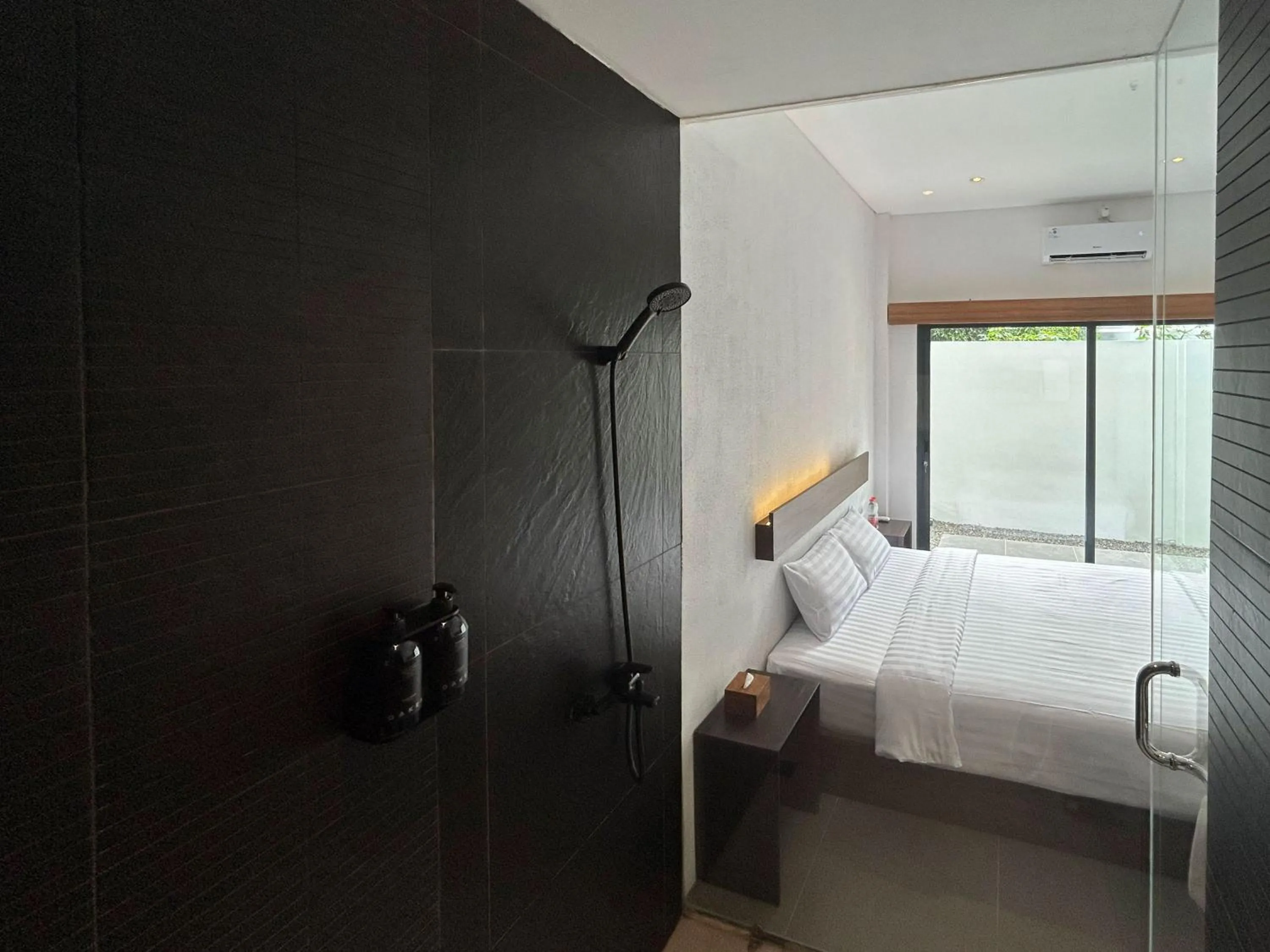 Bathroom, Bed in The Samirono