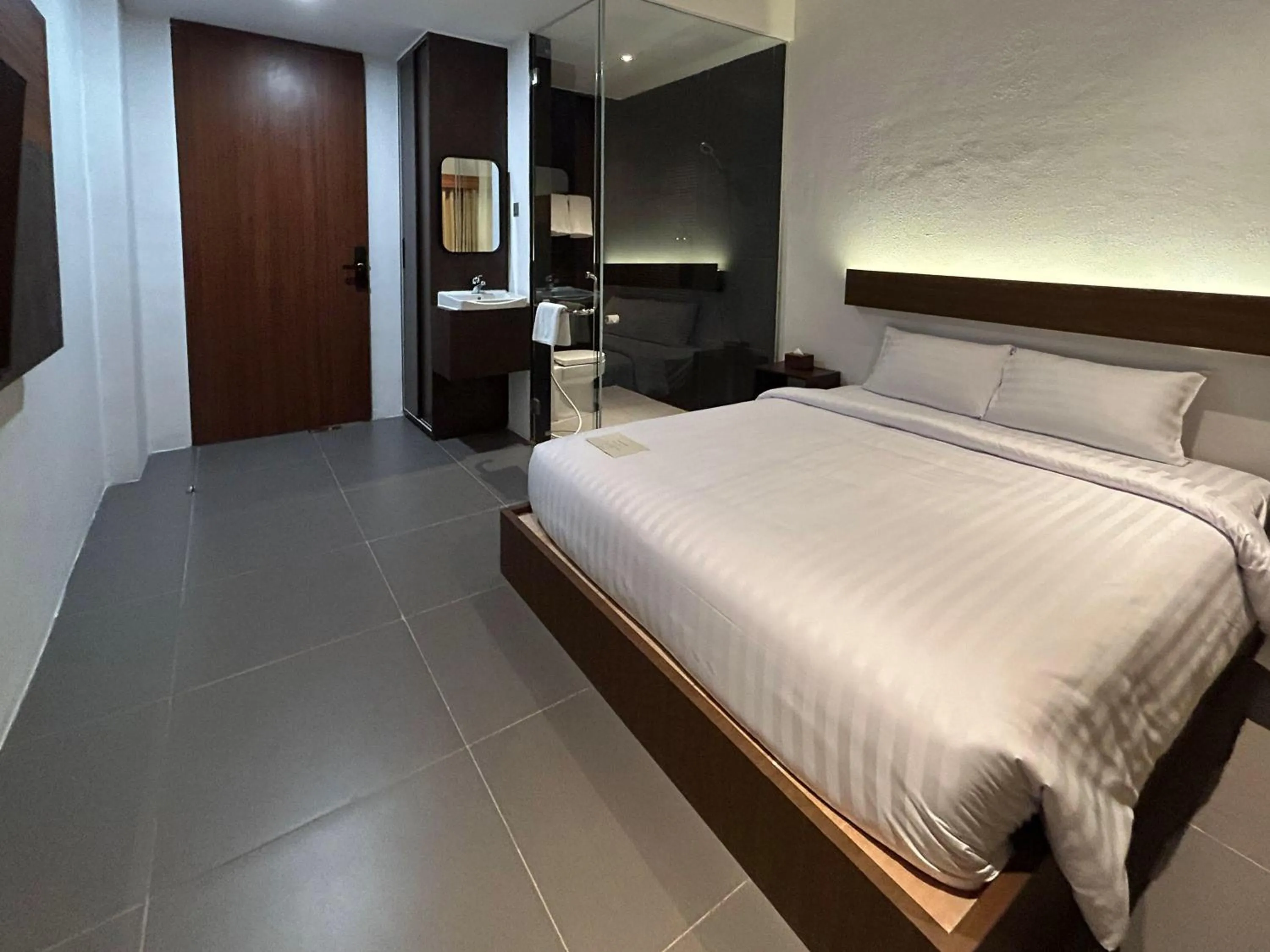 Bathroom, Bed in The Samirono