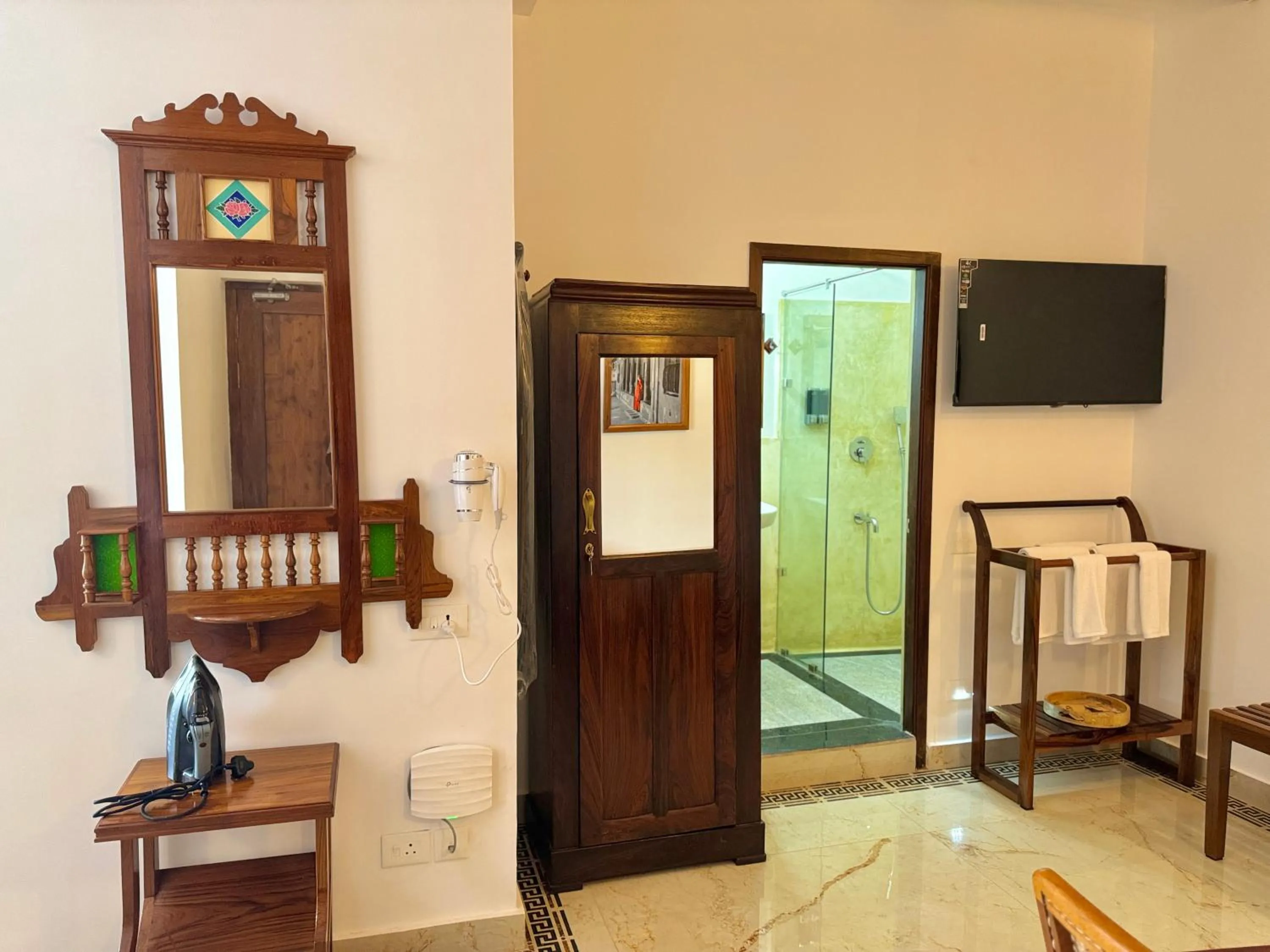 TV and multimedia in La Plage Seaview Suites