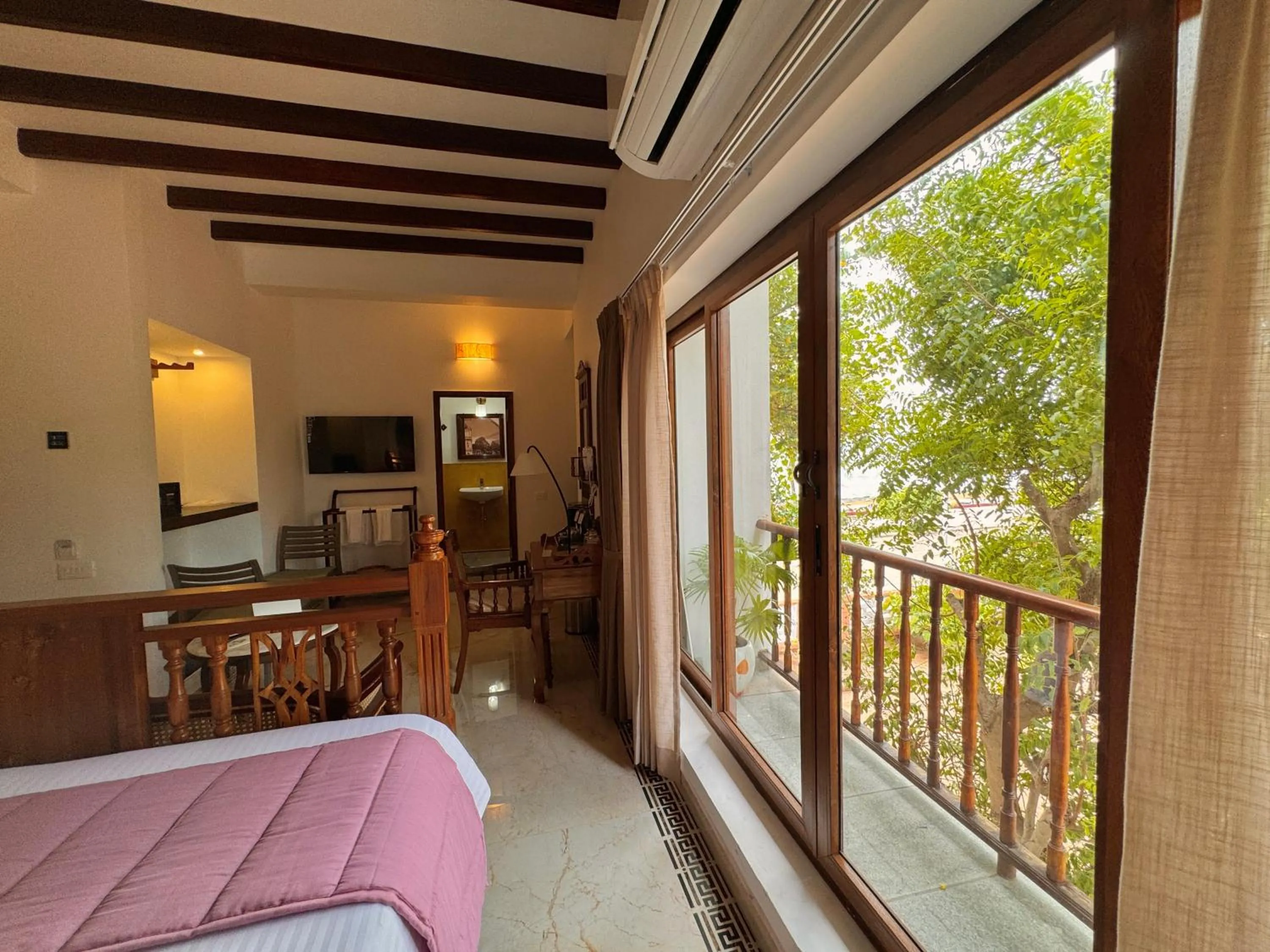 TV and multimedia in La Plage Seaview Suites